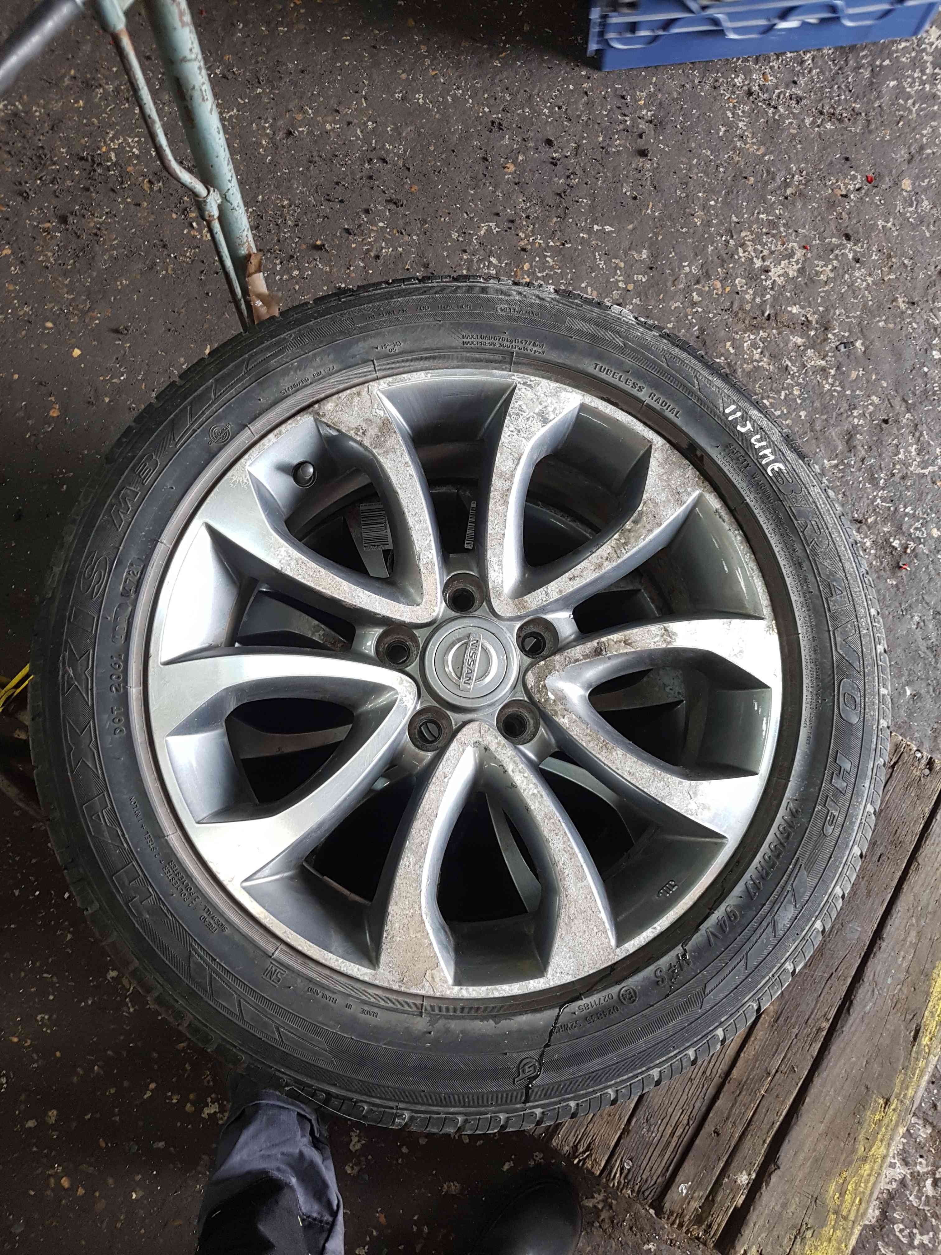 Thumb 11 Nissan Juke MK1 2010-2014 Alloy Wheel 17Inch 3/5 + Tyre 215 55 17 6Mm