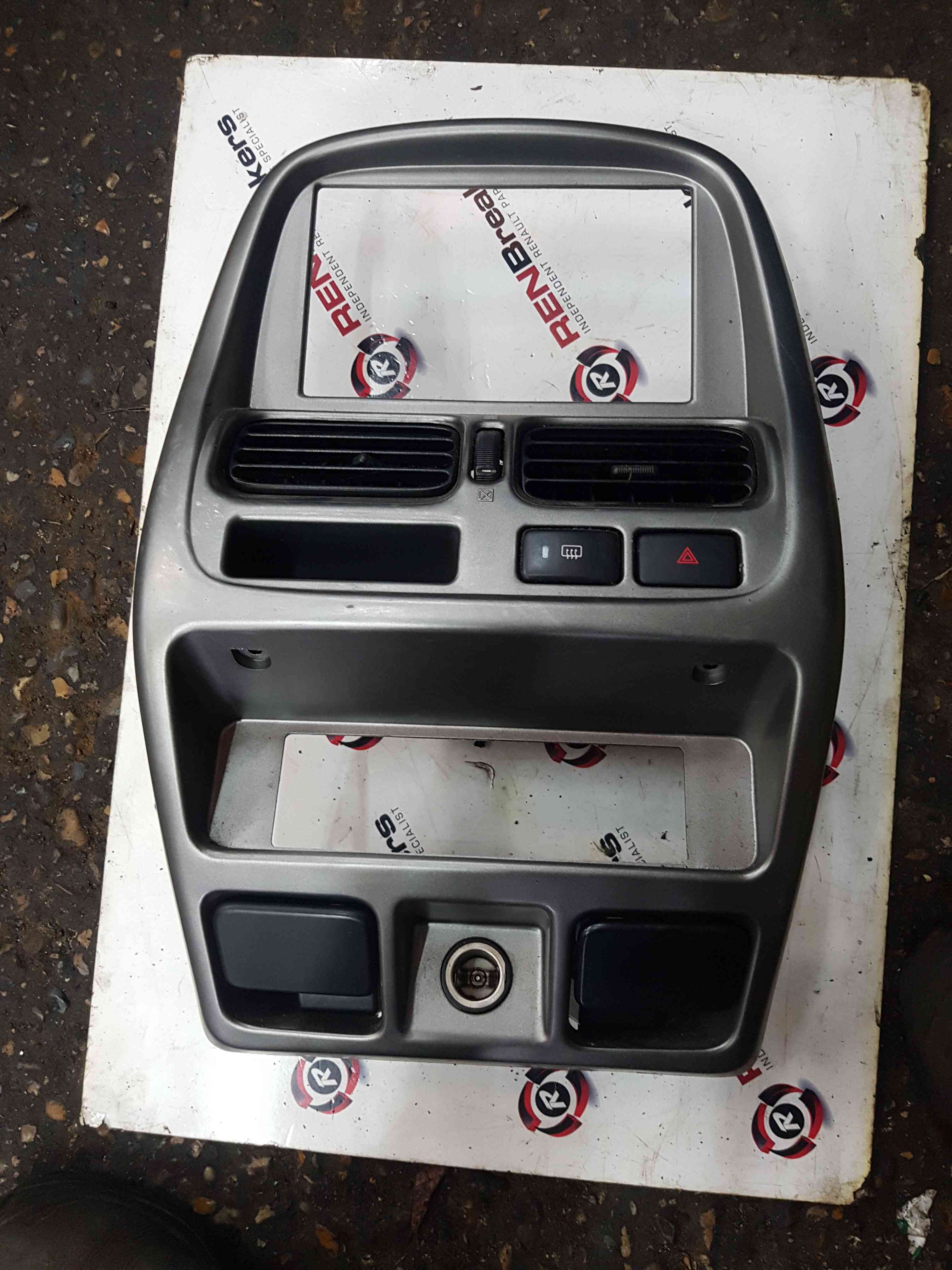 Thumb 3 Nissan Navara D22 2002-2005 Centre Console Heater Vent