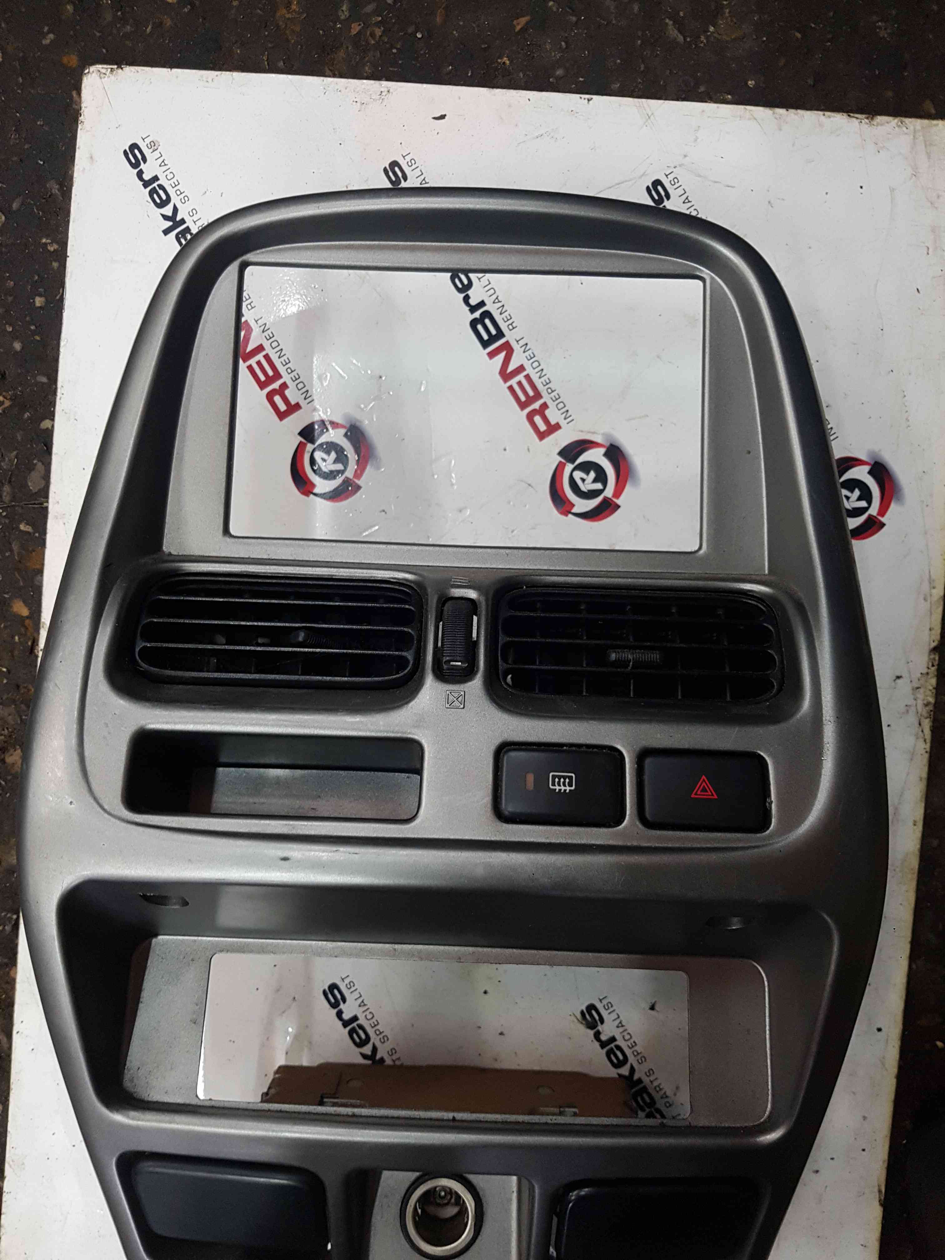 Thumb 5 Nissan Navara D22 2002-2005 Centre Console Heater Vent