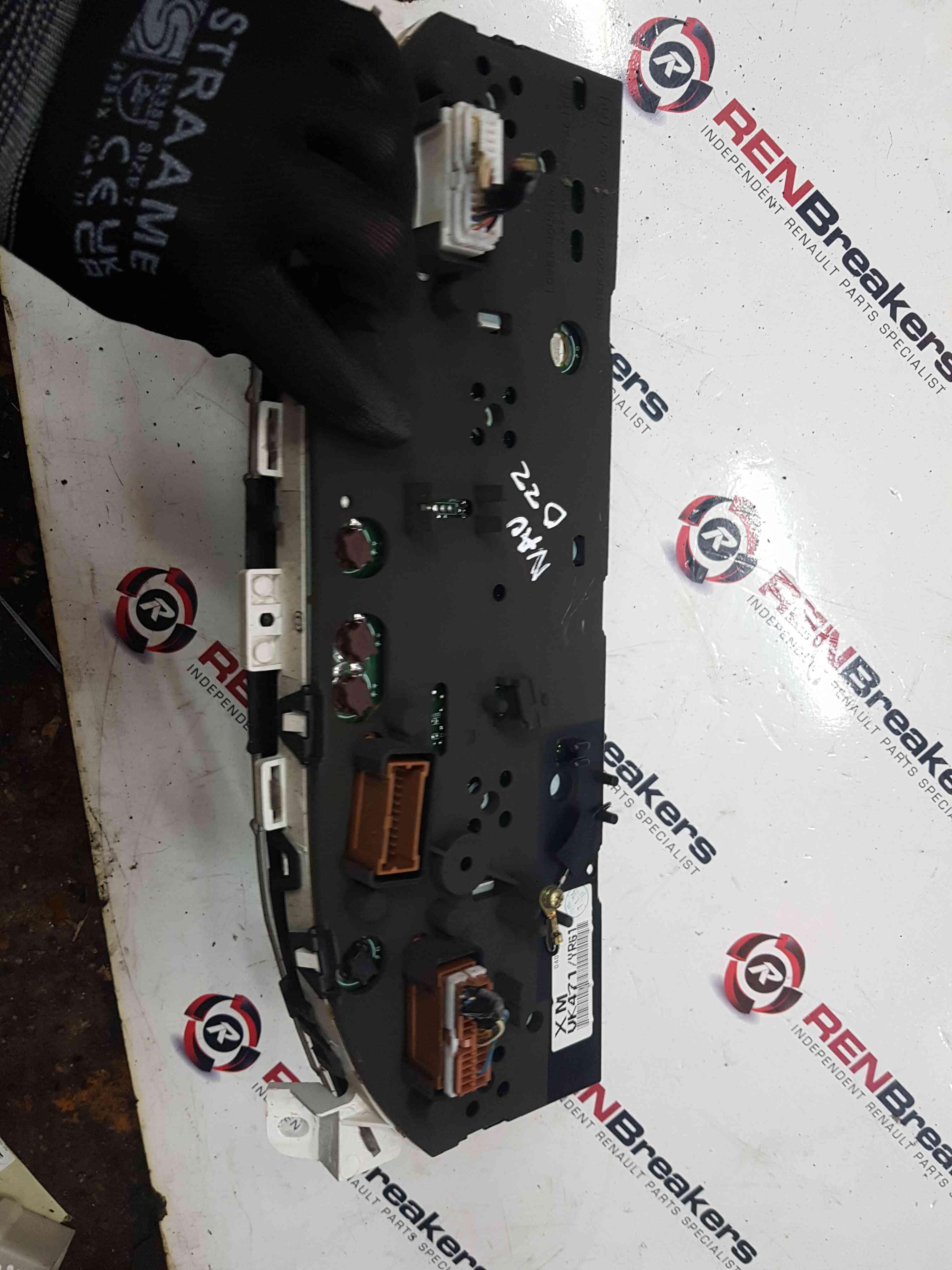 Thumb 4 Nissan Navara D22 2002-2005 Instrument Panel Clocks