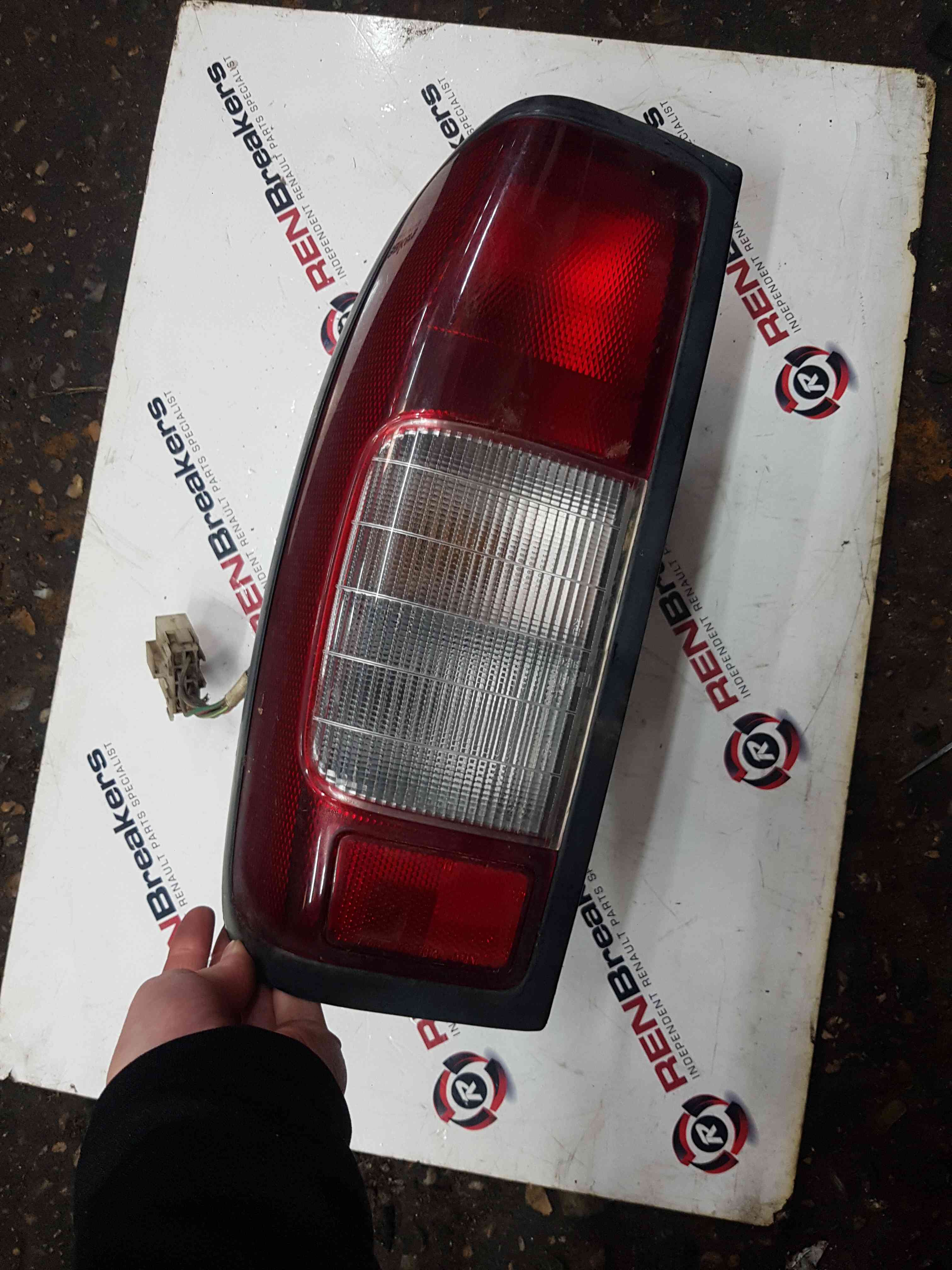 Thumb 3 Nissan Navara D22 2002-2005 Passenger NSR Rear Light