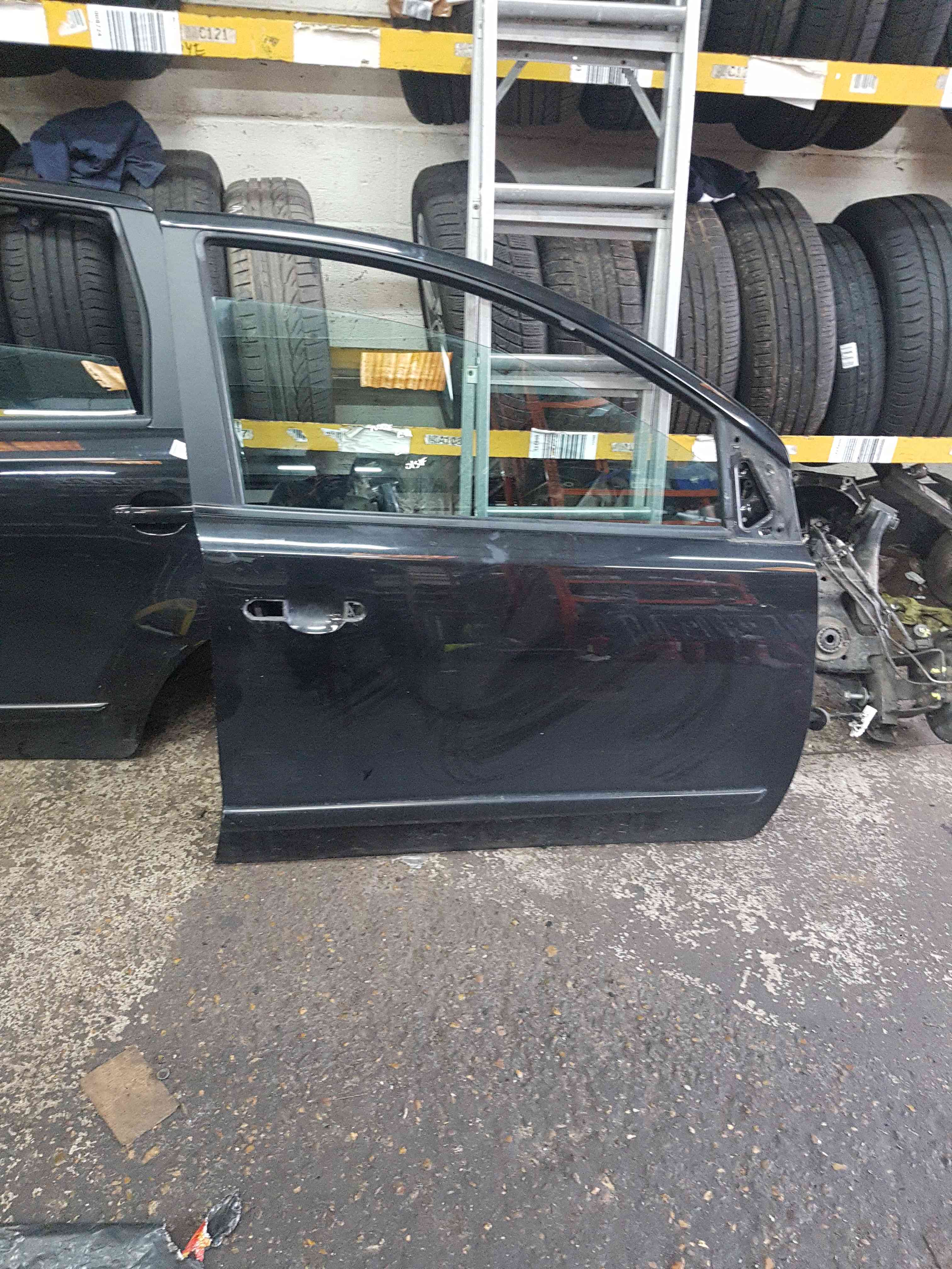 Thumb 2 Nissan Note E11 2005-2012  OSF DRIVERS 5DR Z11 Black