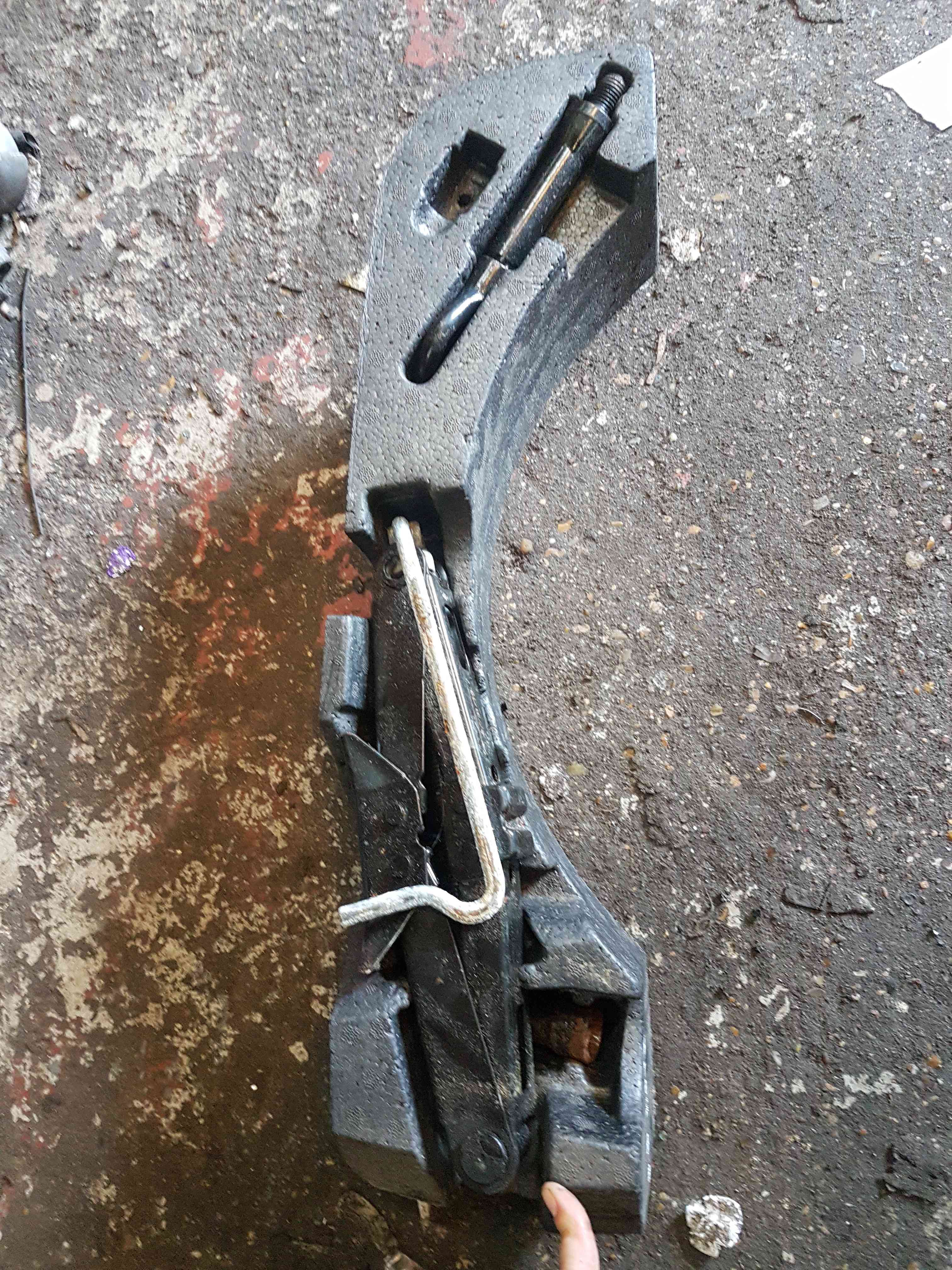 Thumb 2 Nissan Note E11 2005-2012 Boot Jack SET Tow EYE