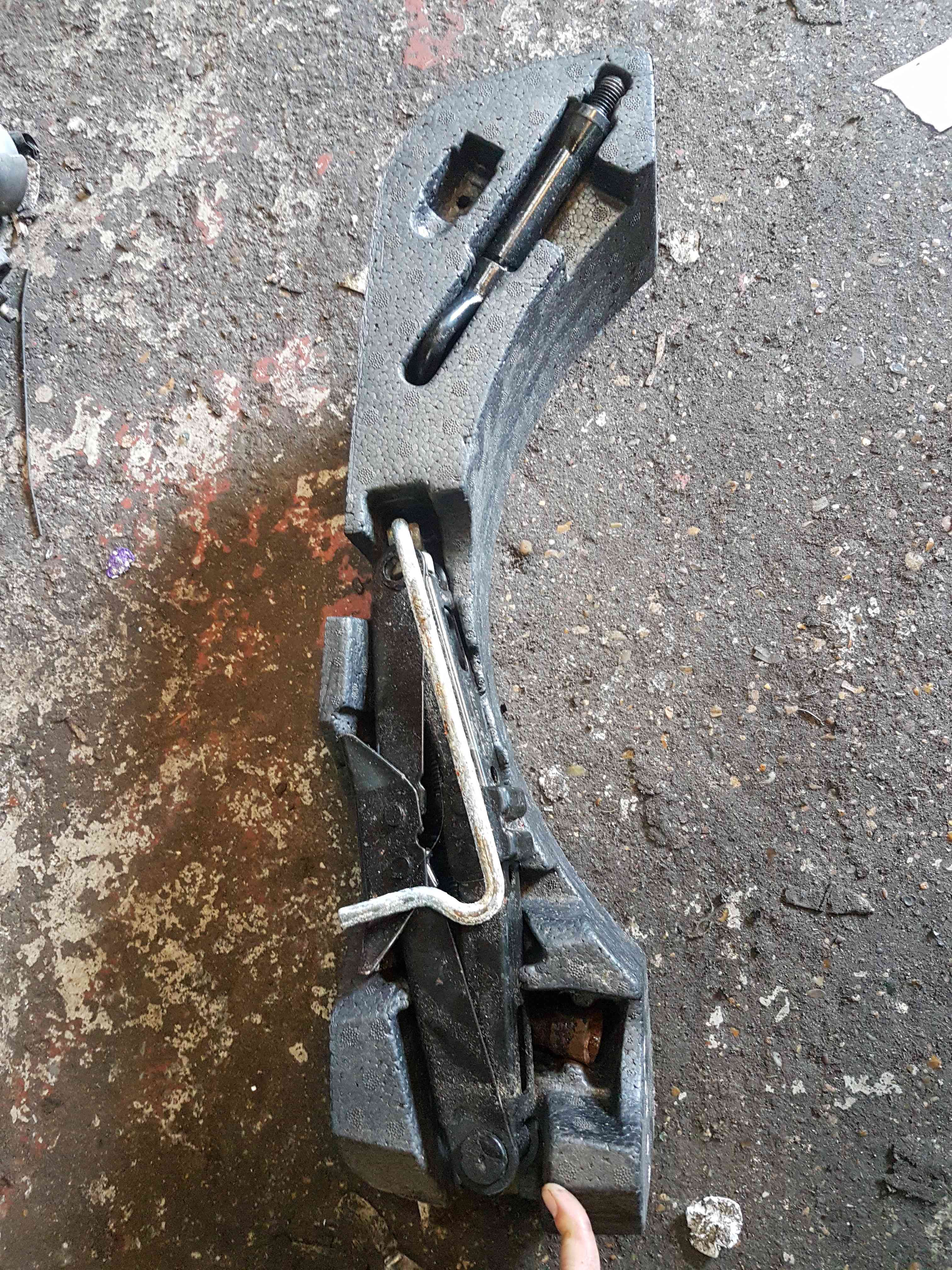 Thumb 3 Nissan Note E11 2005-2012 Boot Jack SET Tow EYE