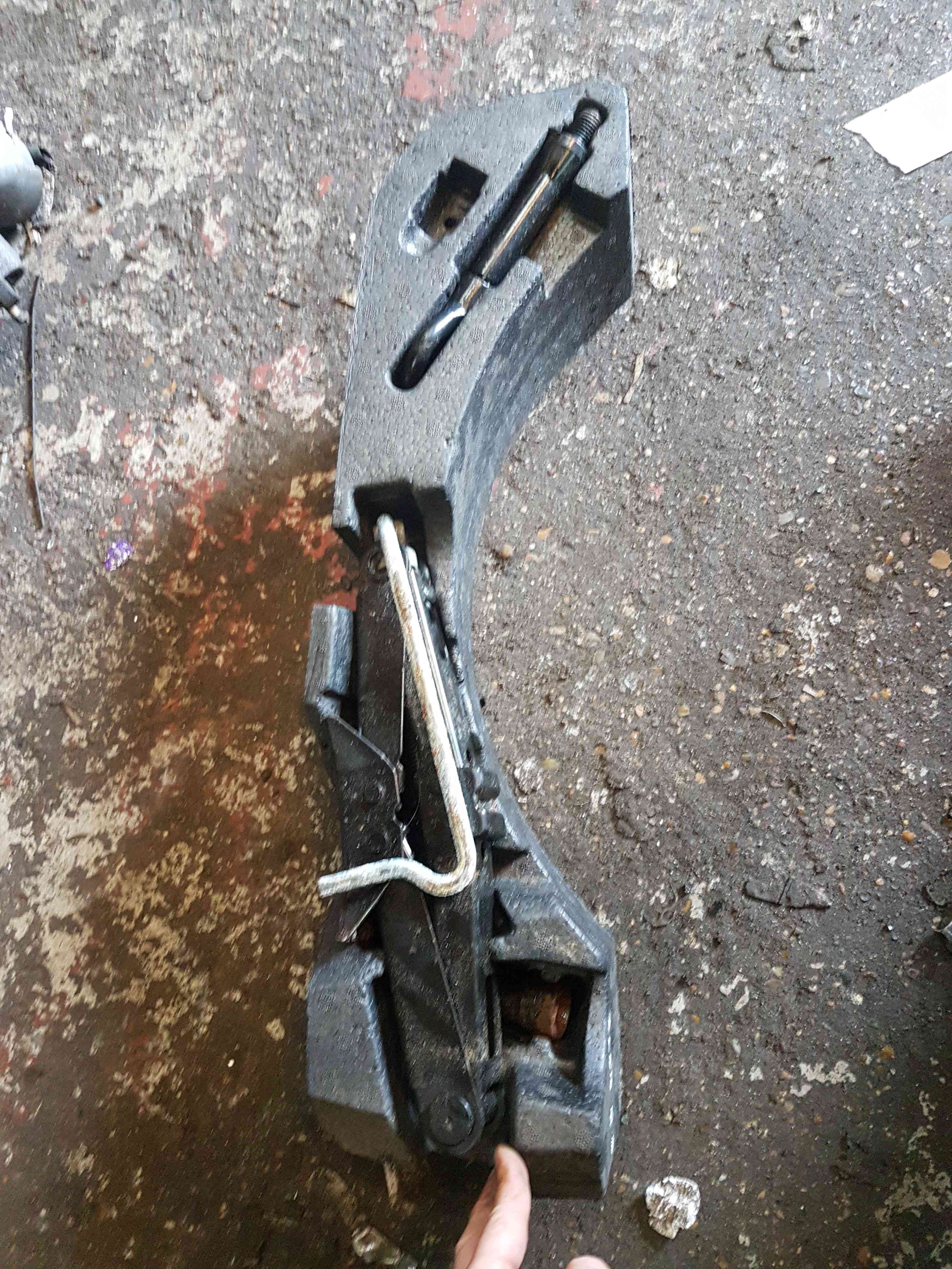 Thumb 7 Nissan Note E11 2005-2012 Boot Jack SET Tow EYE