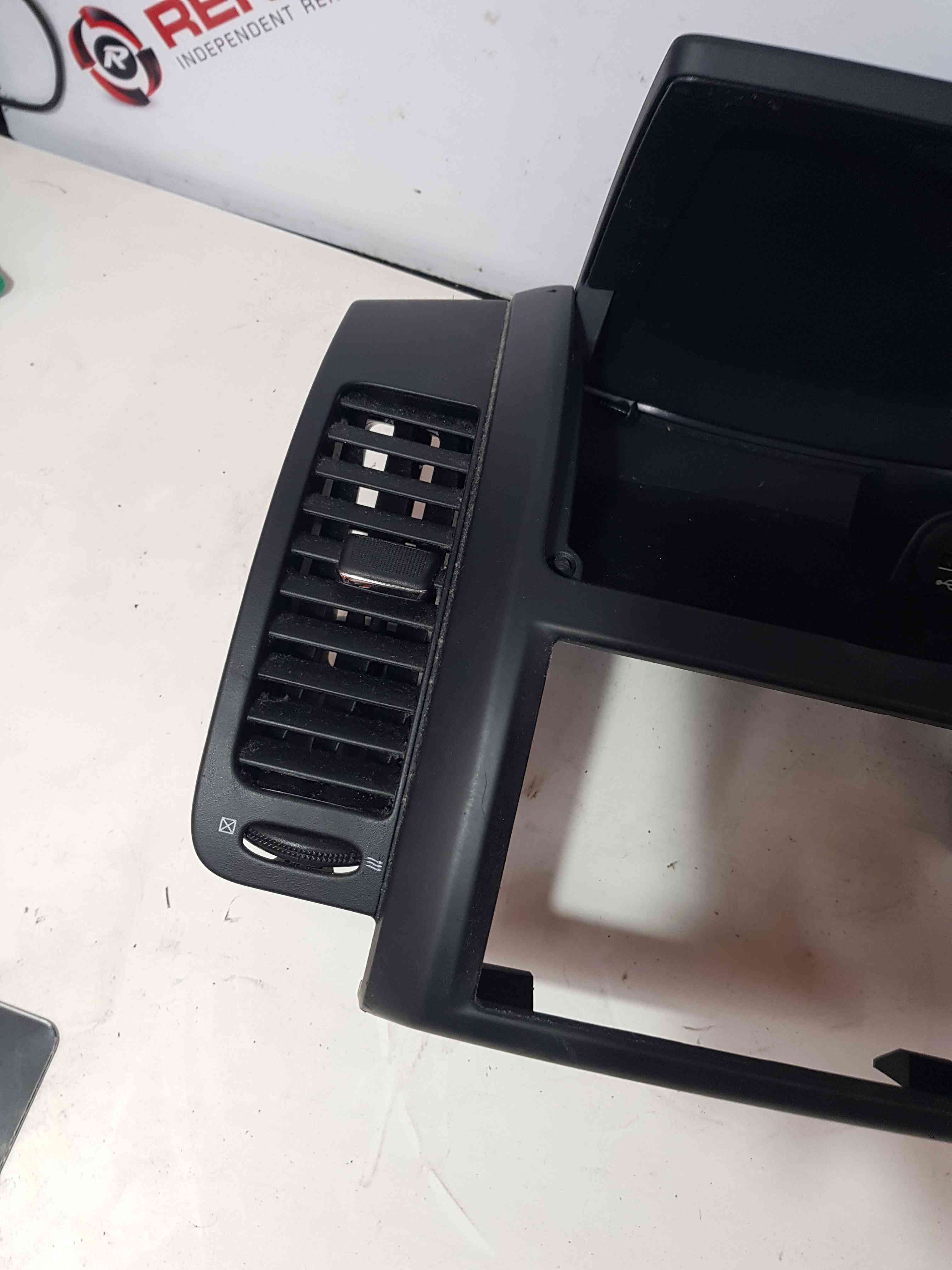 Thumb 3 Nissan Note E11 2005-2012 Centre Heater Vents