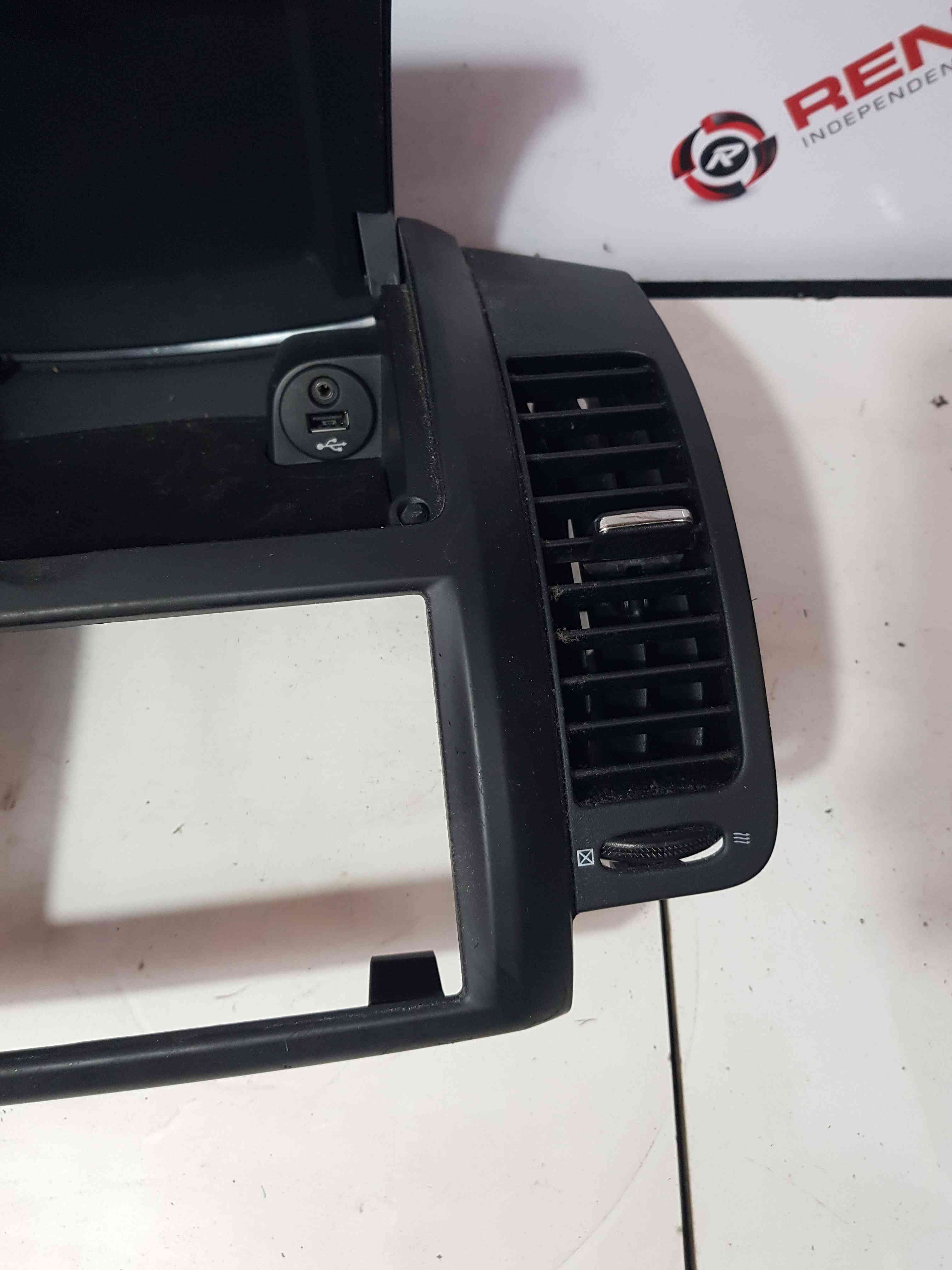 Thumb 4 Nissan Note E11 2005-2012 Centre Heater Vents