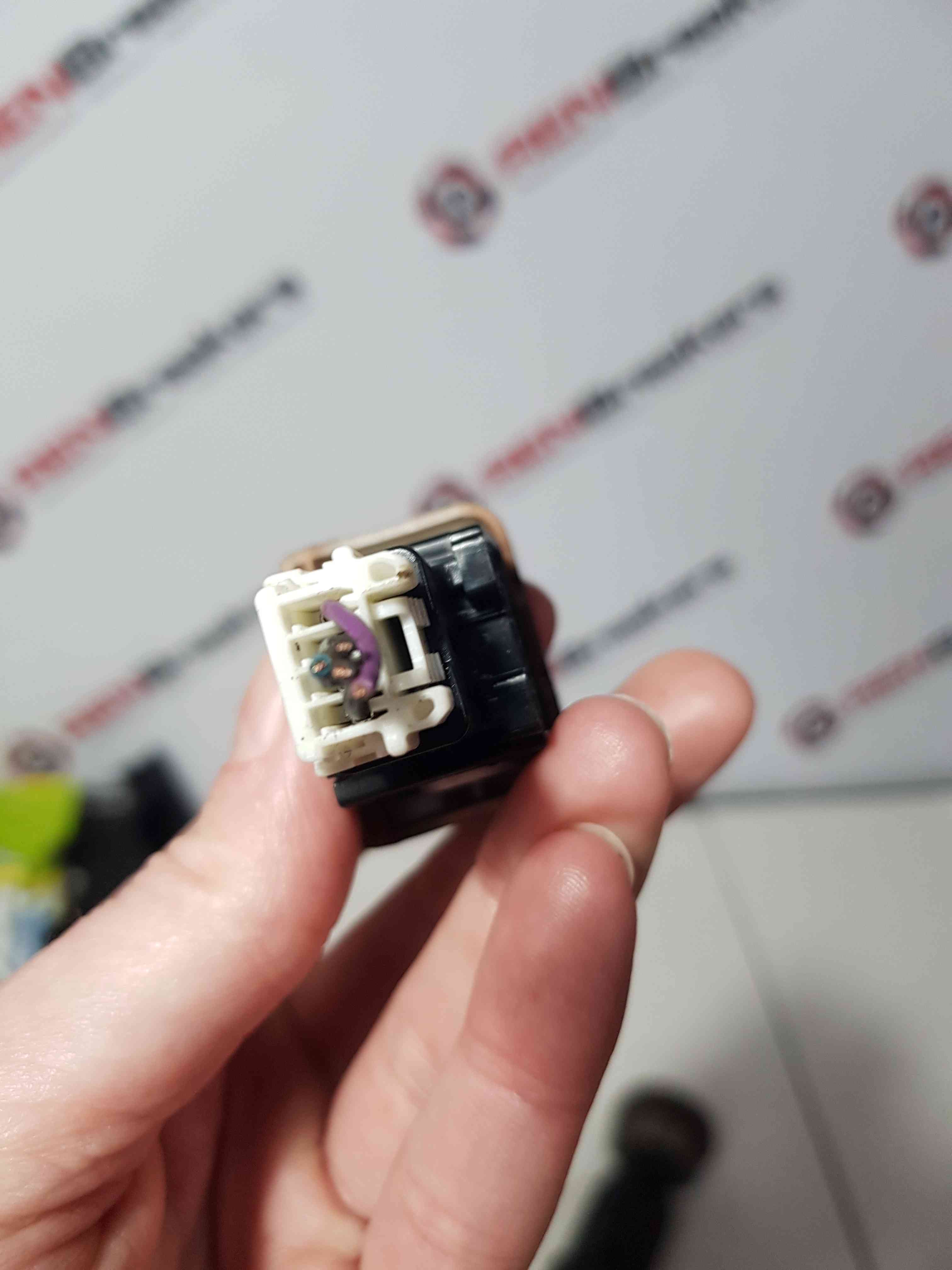 Thumb 5 Nissan Note E11 2005-2012 Hazard Warning Switch