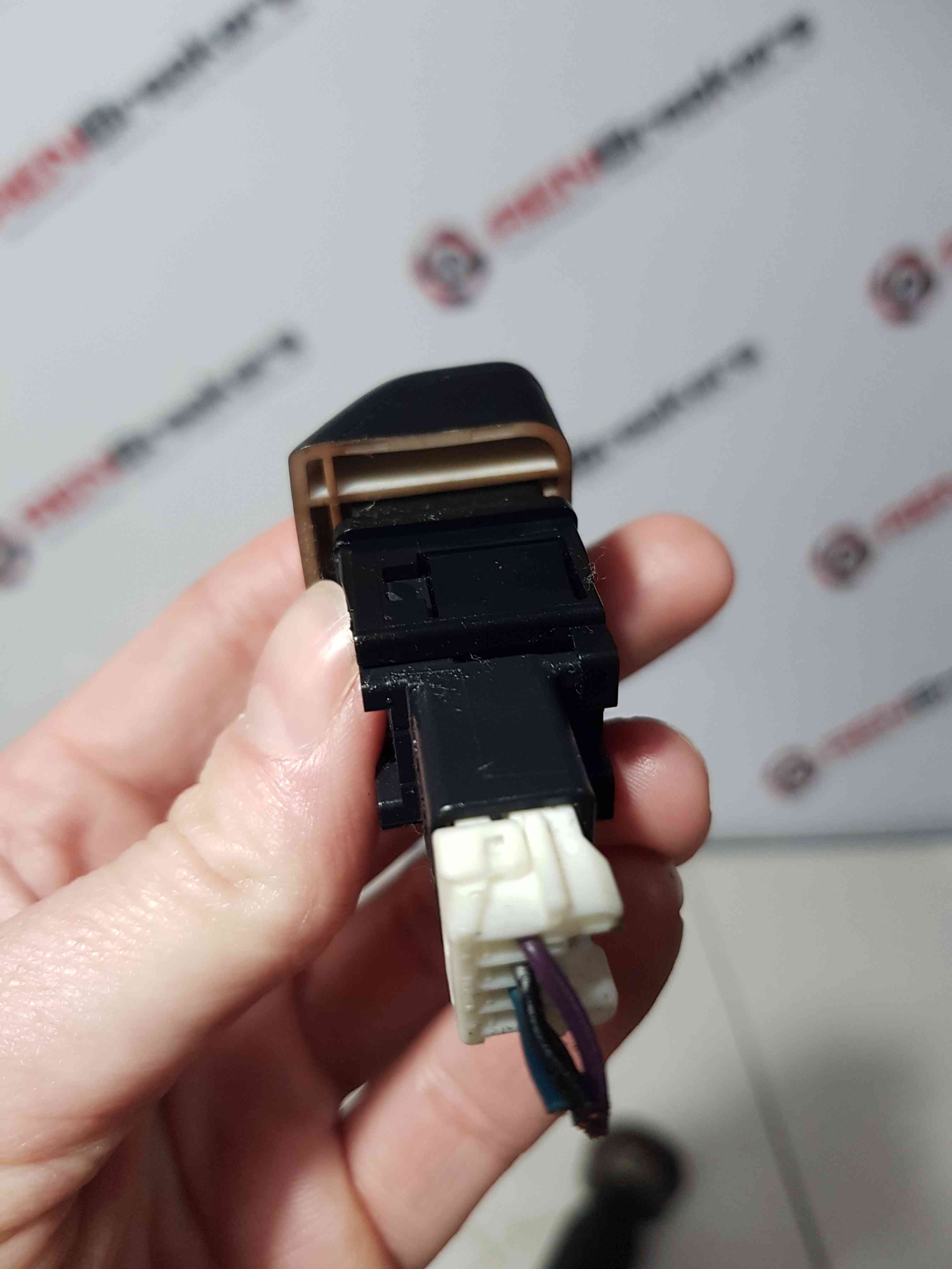 Thumb 6 Nissan Note E11 2005-2012 Hazard Warning Switch