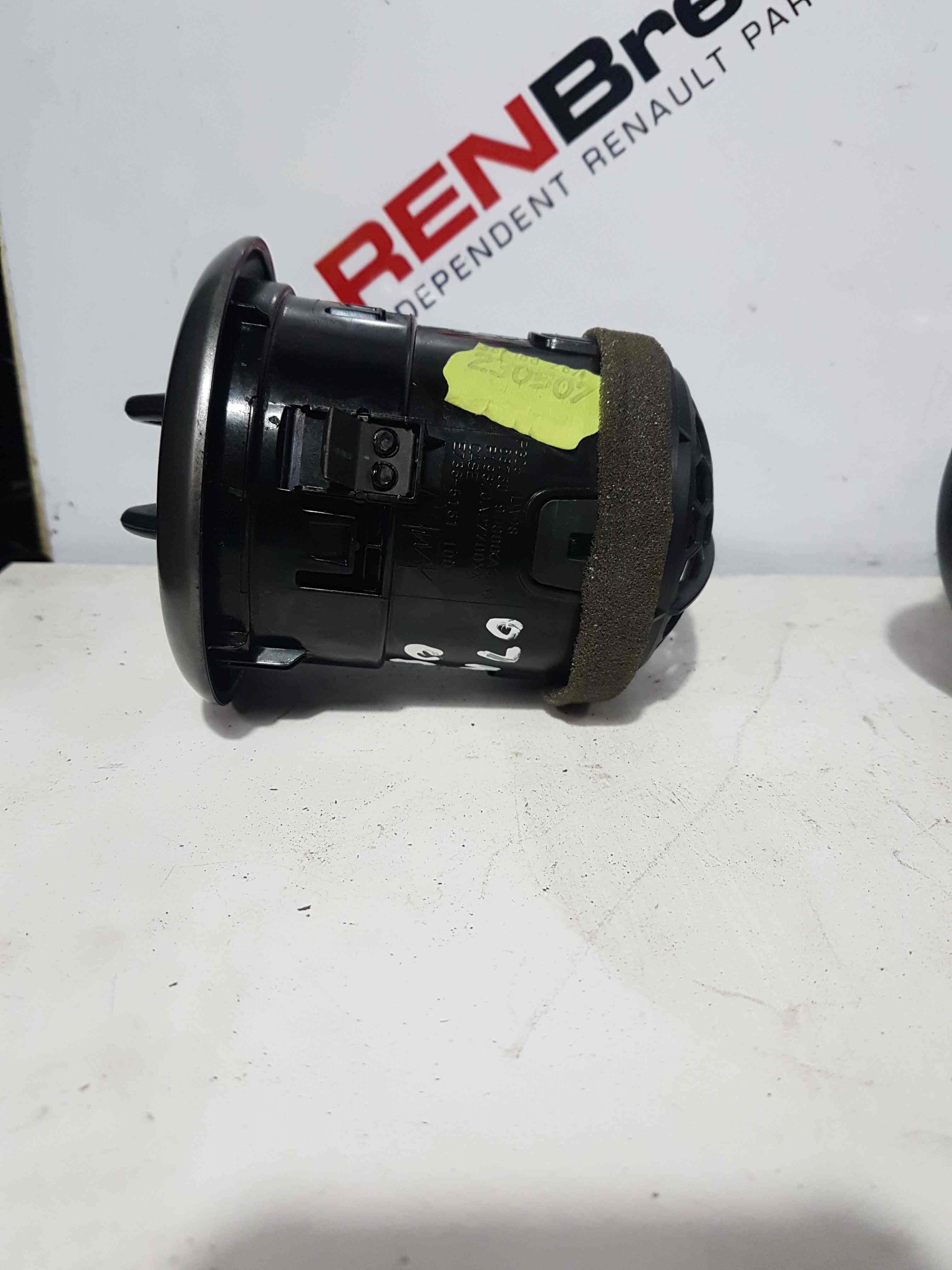 Thumb 4 Nissan Note E11 2005-2012 Side Heater Vents 687619u00