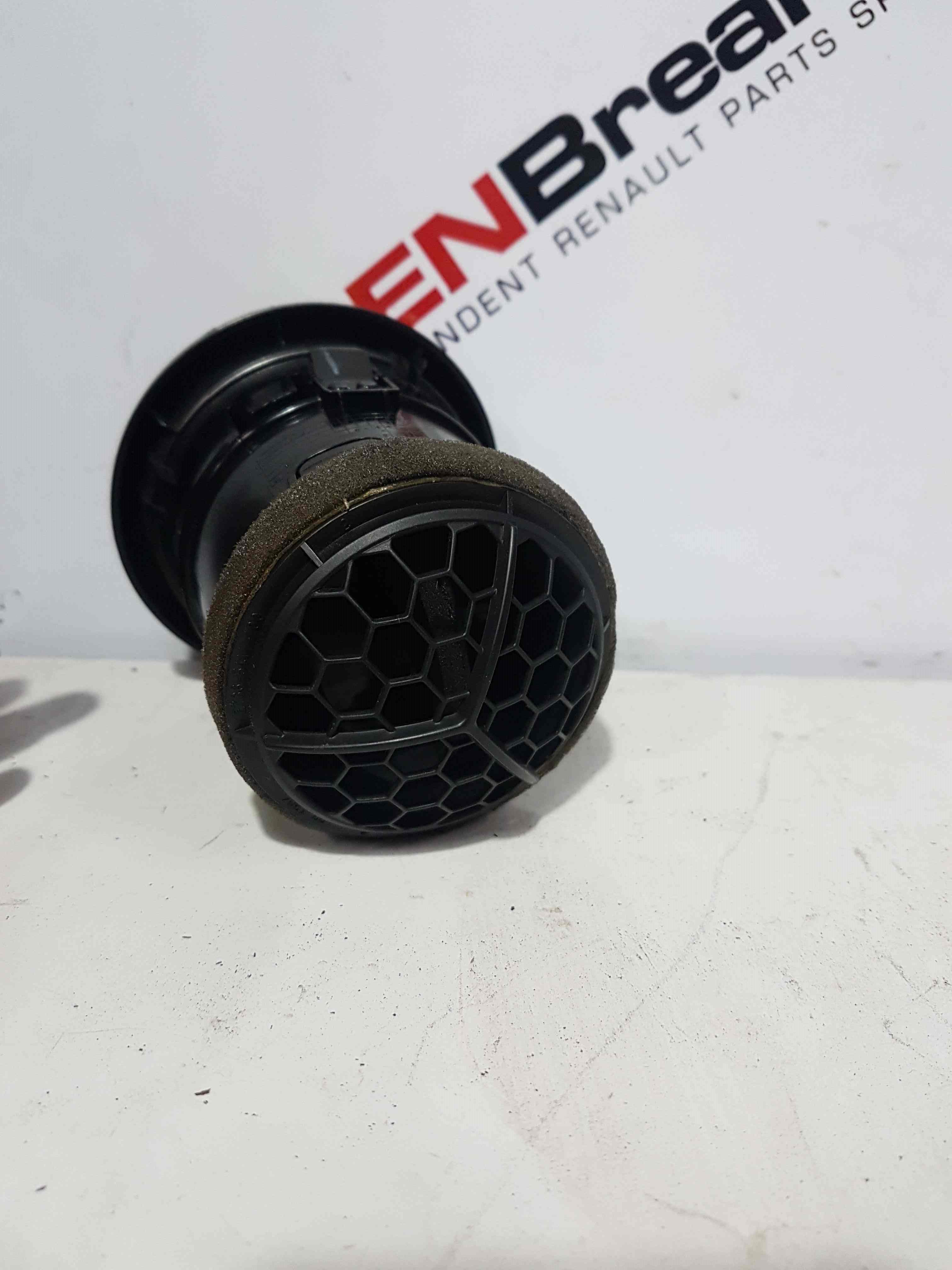 Thumb 5 Nissan Note E11 2005-2012 Side Heater Vents 687619u00