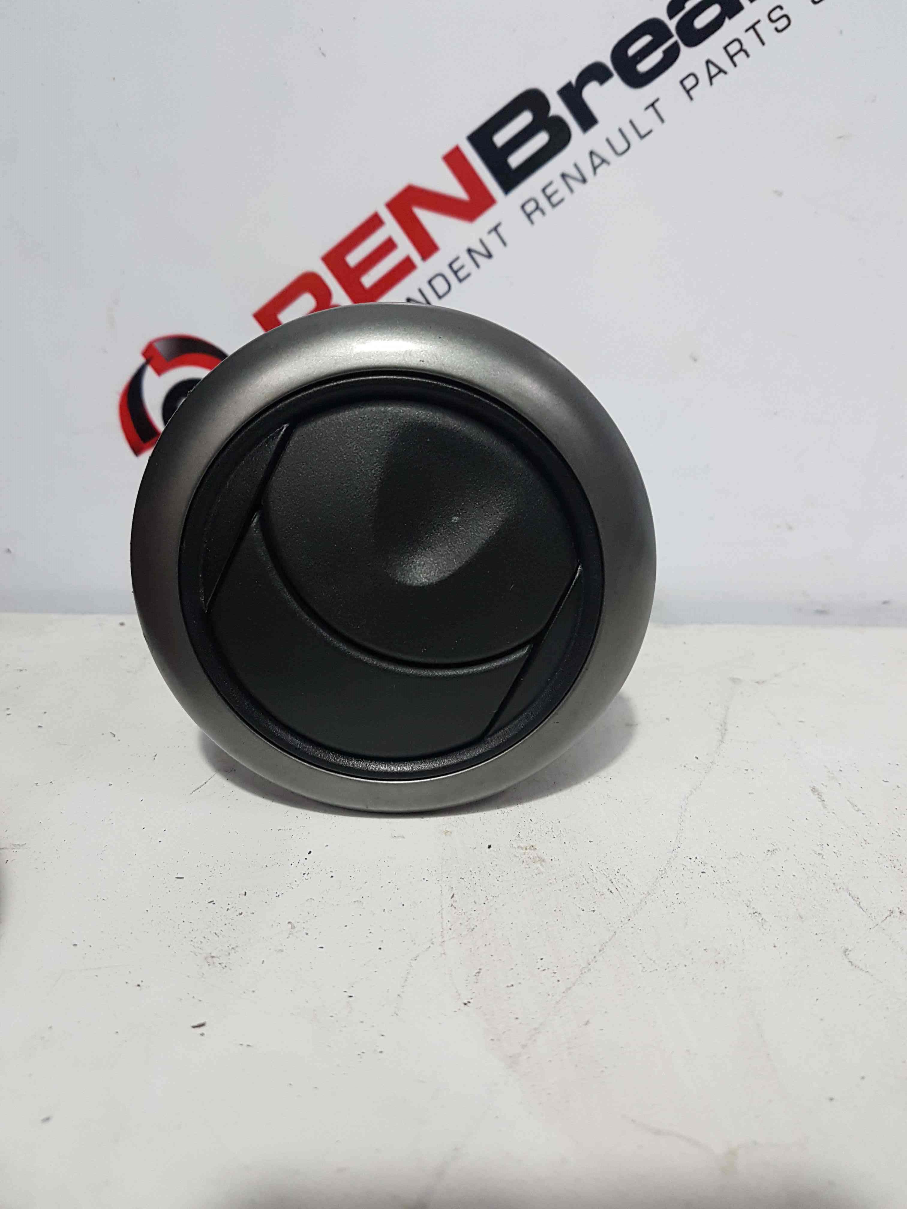 Thumb 6 Nissan Note E11 2005-2012 Side Heater Vents 687619u00