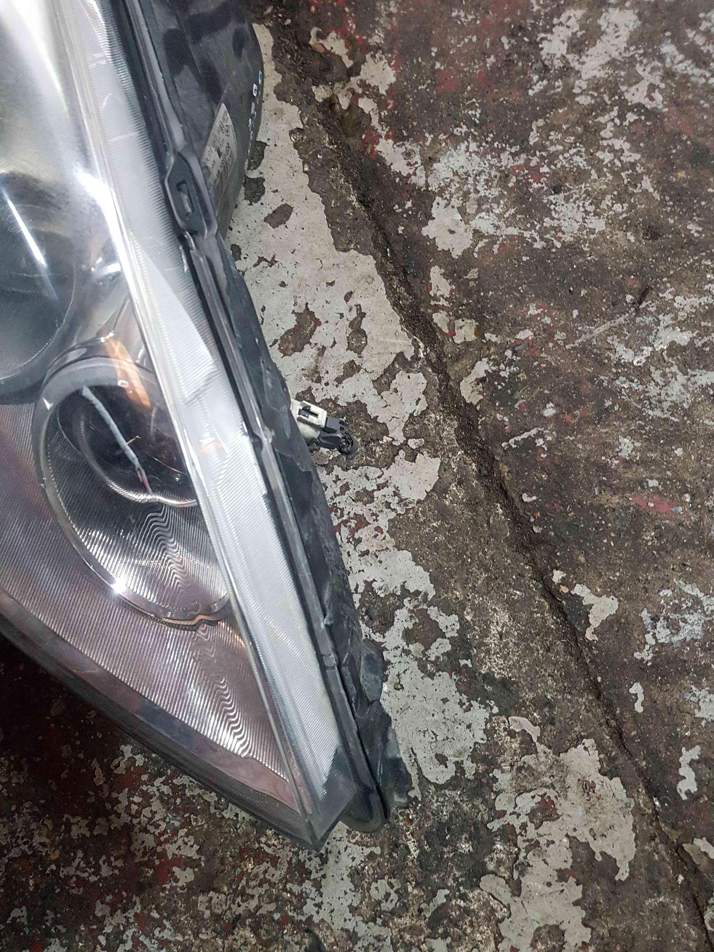 Thumb 4 Nissan Note E11 2009-2011 OSF Drivers OSF Front Head Light   26010Bh00B