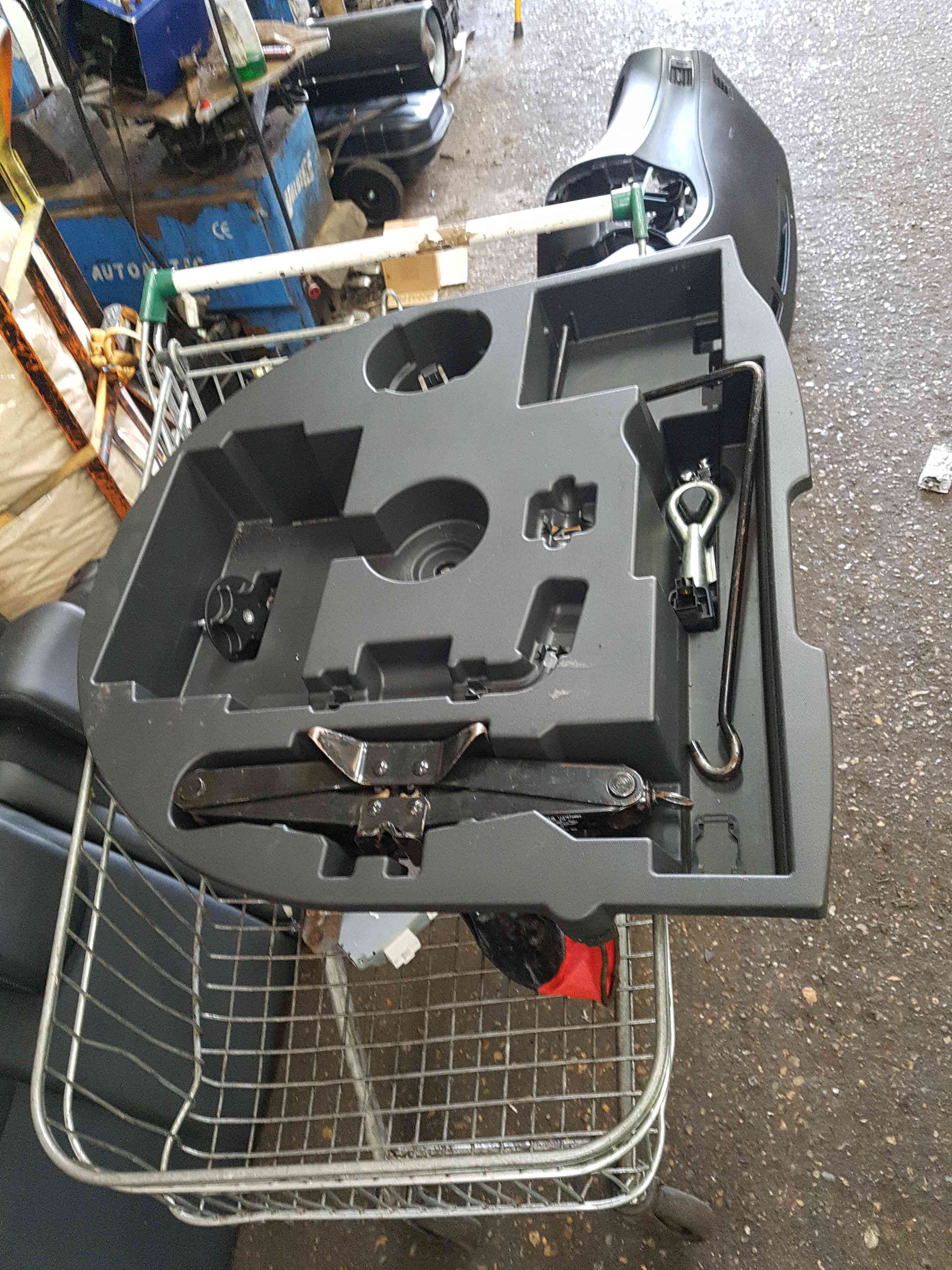 Thumb 2 Nissan Pulsar MK6 C13 2014-2018 Jack SET Towing EYE MISSING BRACE