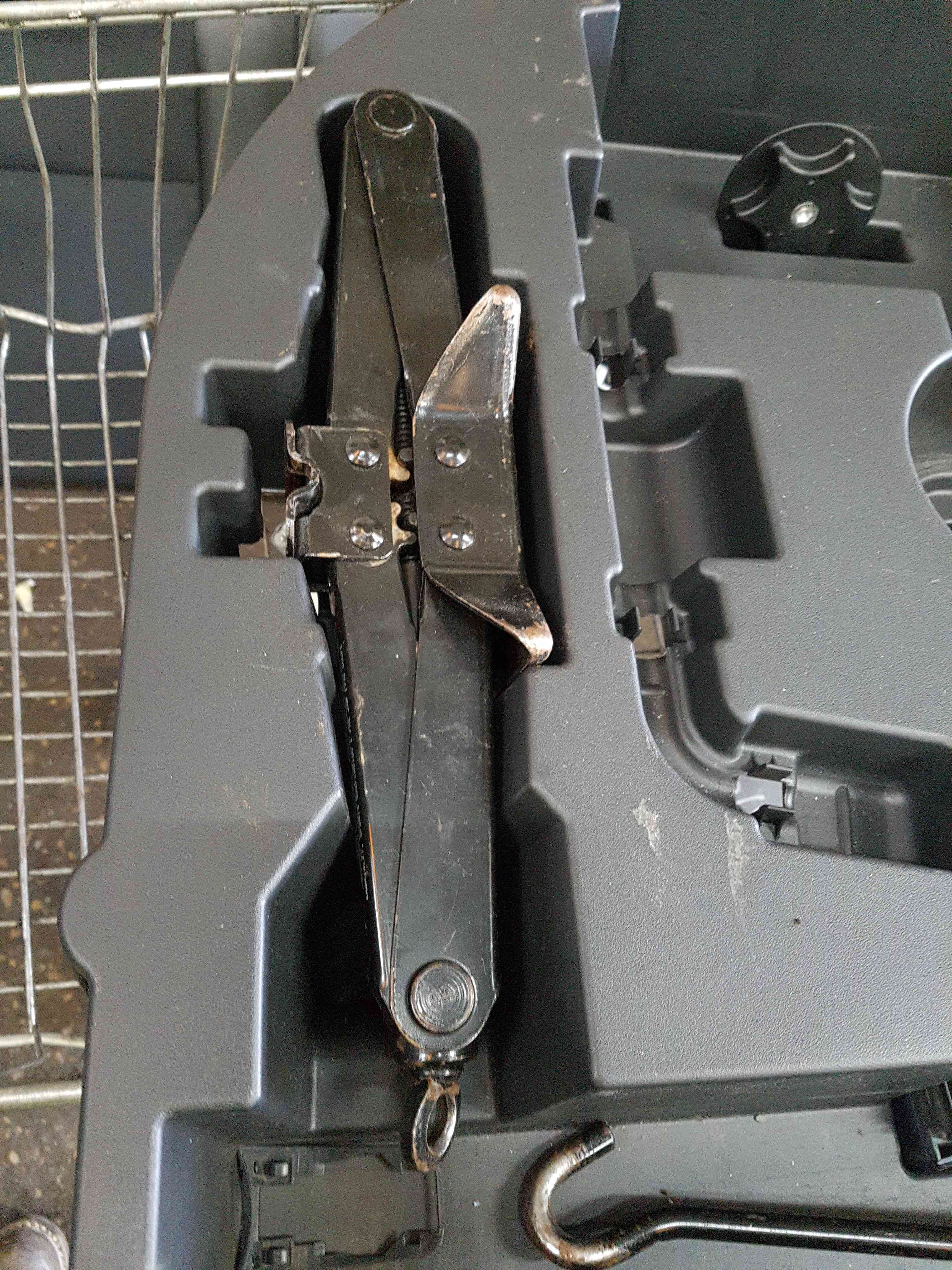 Thumb 5 Nissan Pulsar MK6 C13 2014-2018 Jack SET Towing EYE MISSING BRACE