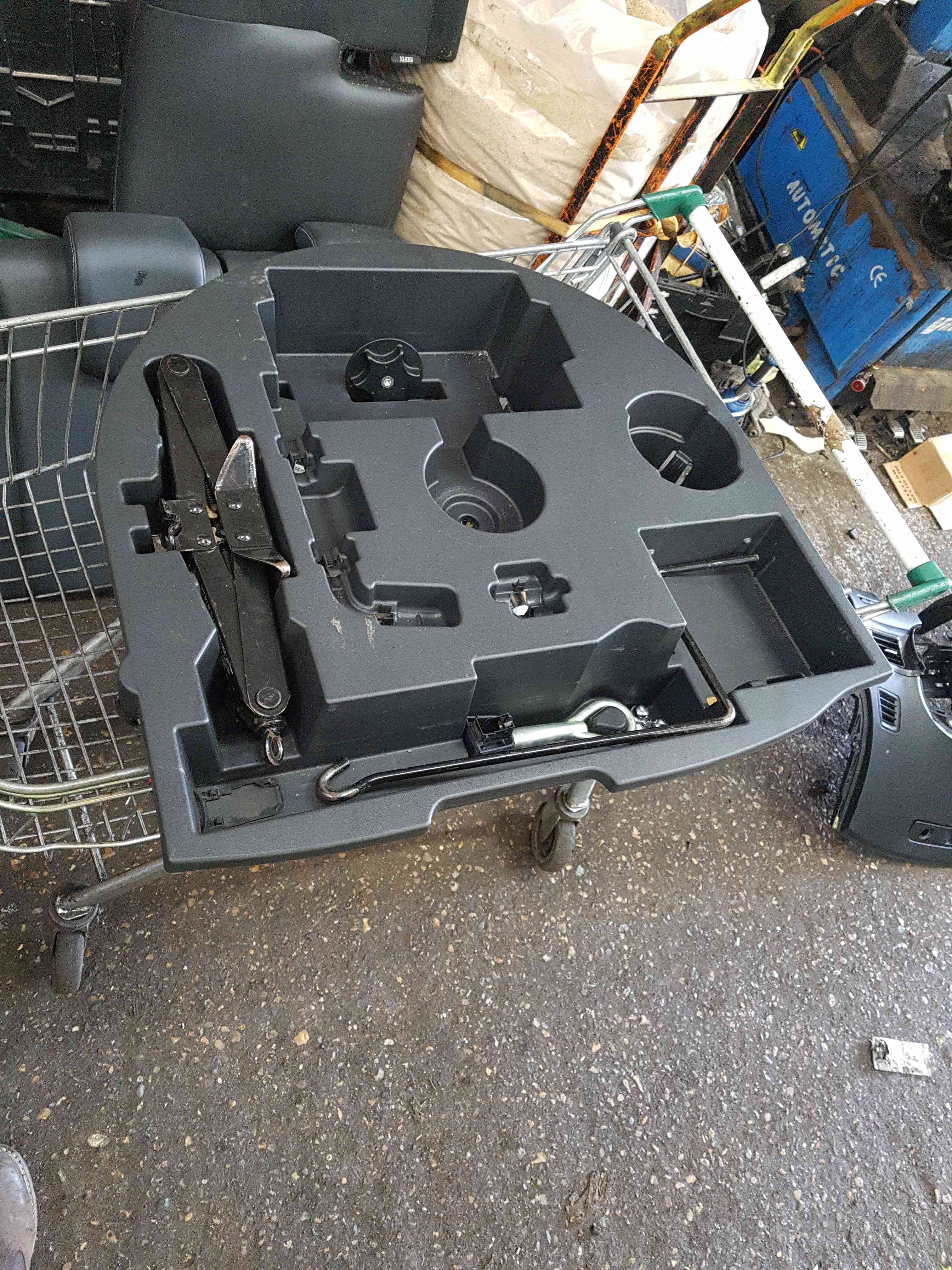 Thumb 6 Nissan Pulsar MK6 C13 2014-2018 Jack SET Towing EYE MISSING BRACE