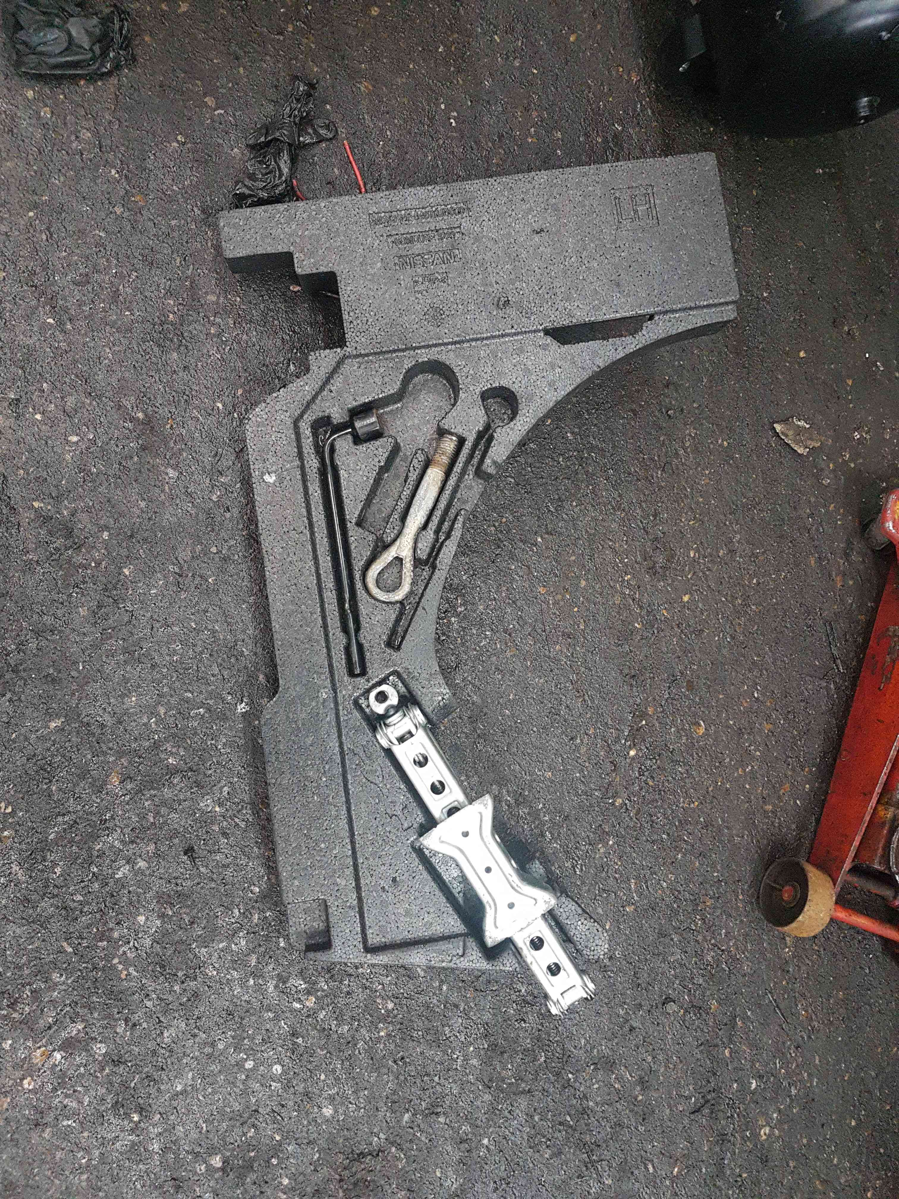 Thumb 2 Nissan Qashqai 2006-2013 Jack Set + Foam 84979JD000