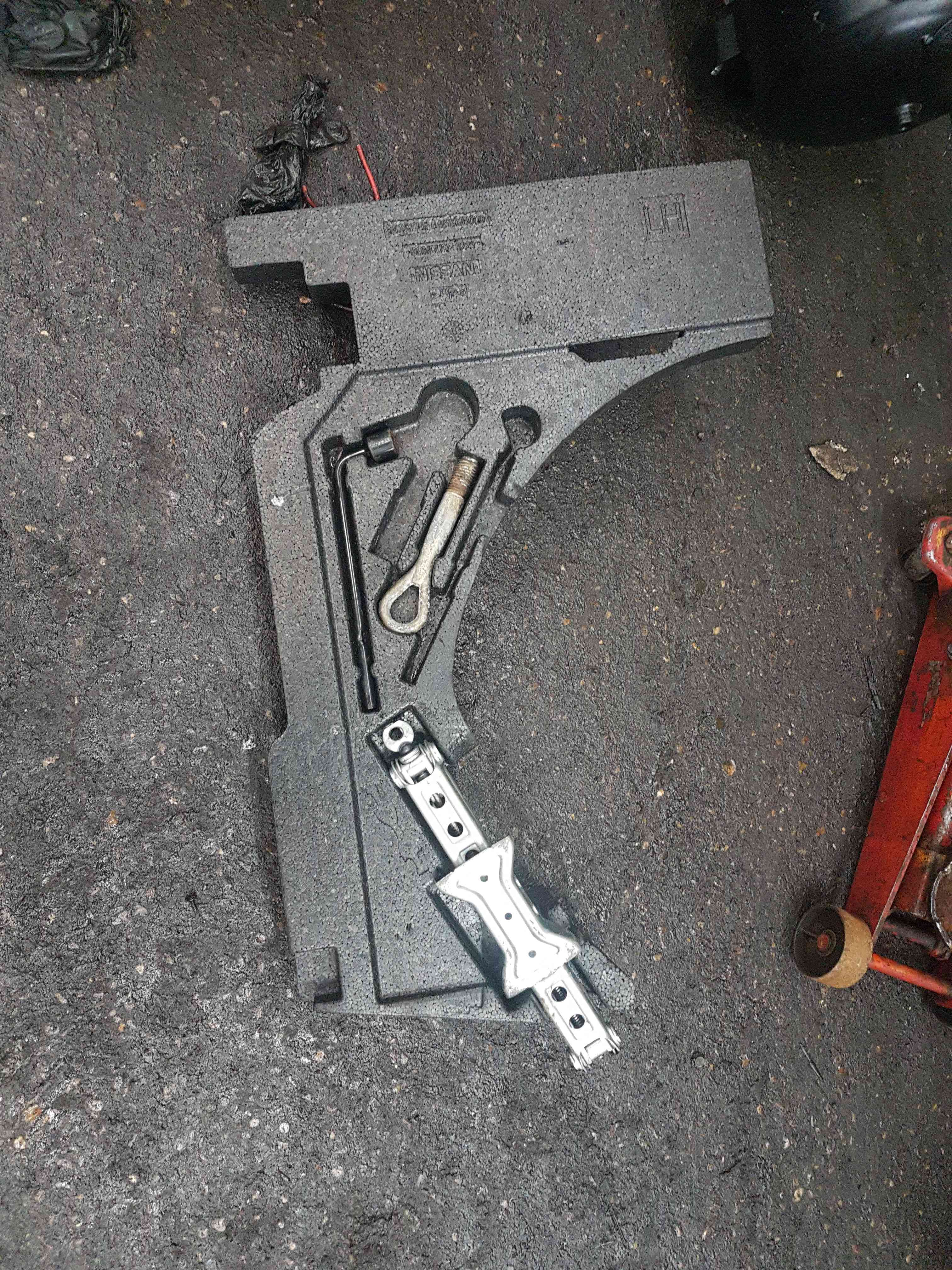 Thumb 4 Nissan Qashqai 2006-2013 Jack Set + Foam 84979JD000