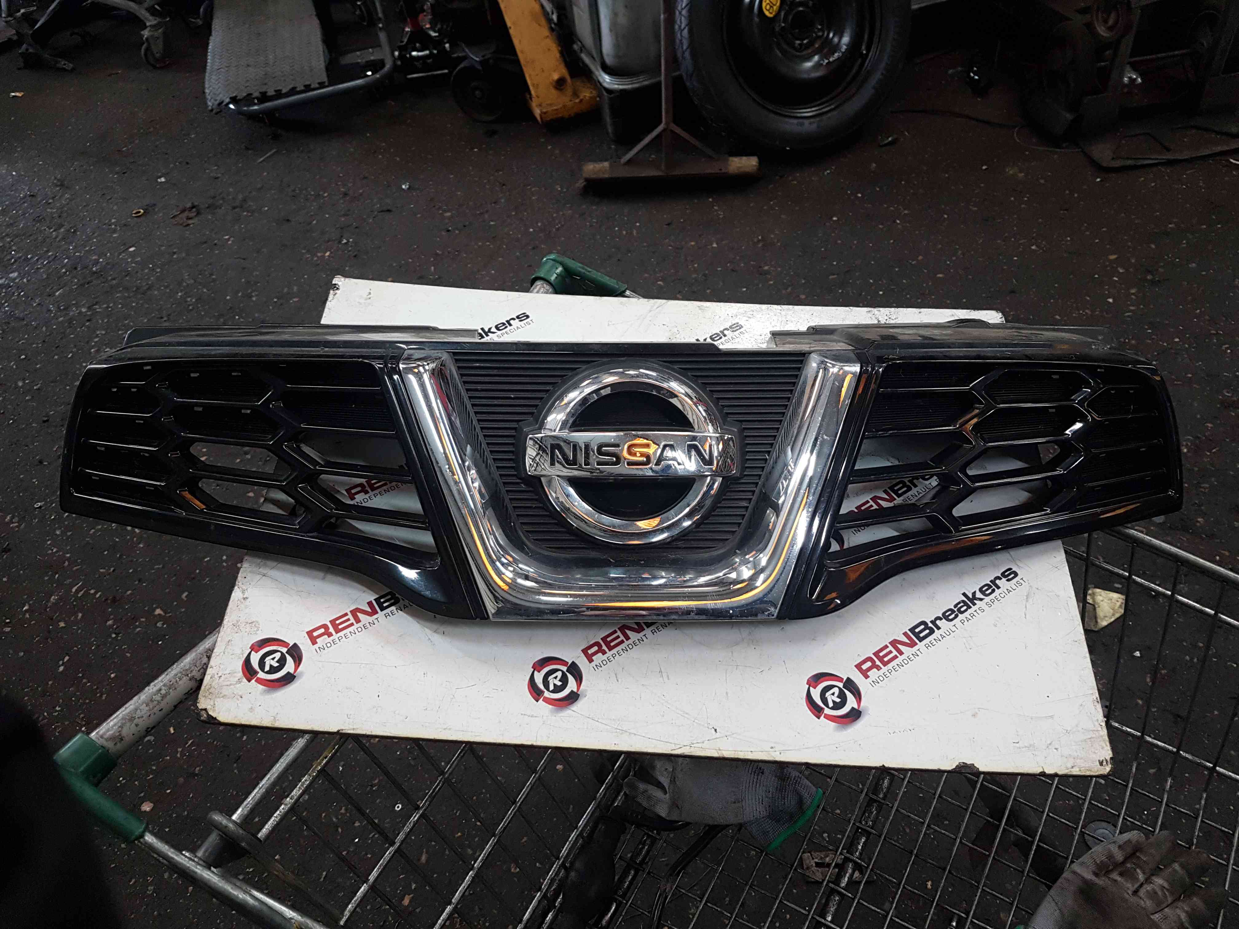 Thumb 2 Nissan Qashqai 2006-2013 Front Bumper Grill 62310Br00a