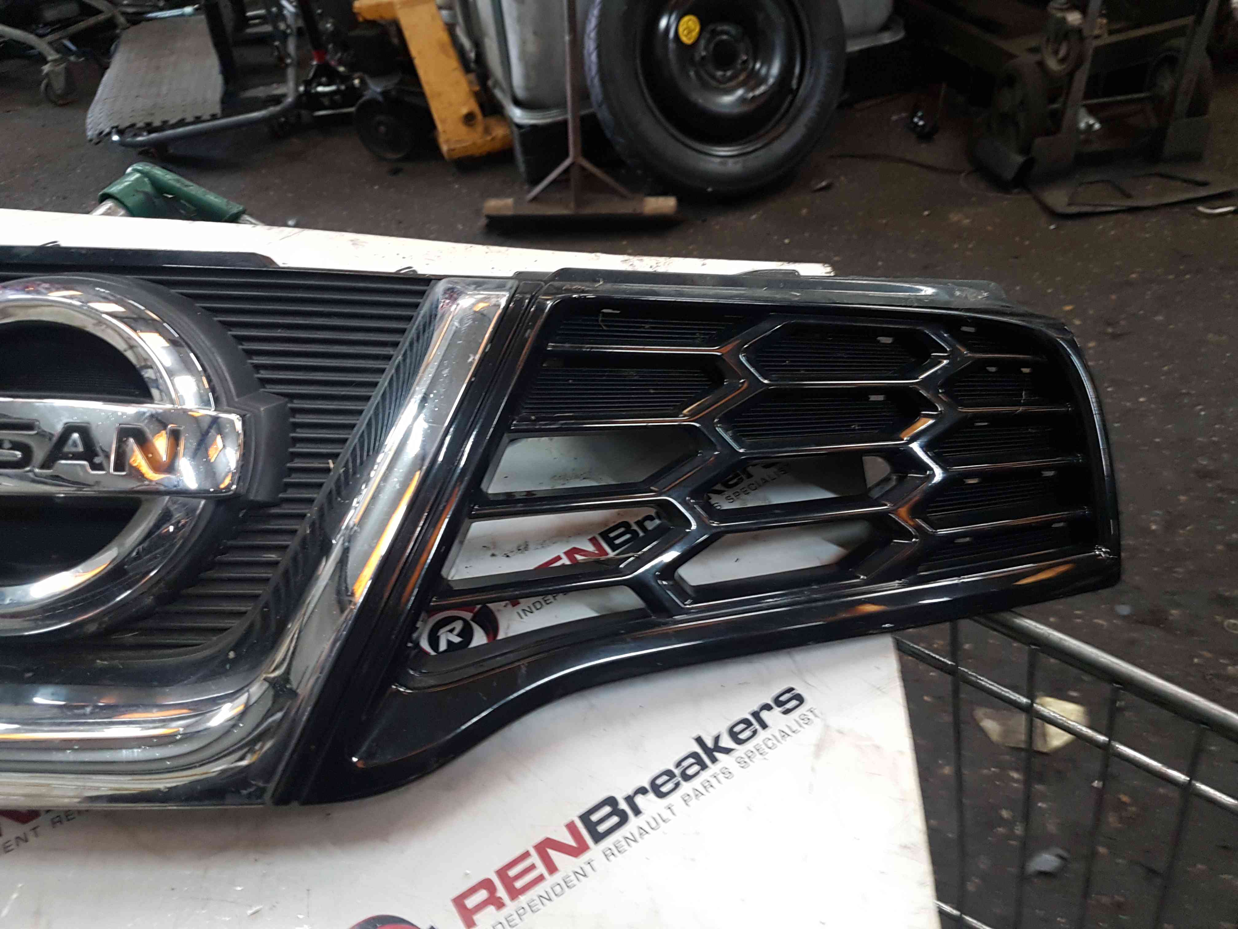 Thumb 5 Nissan Qashqai 2006-2013 Front Bumper Grill 62310Br00a