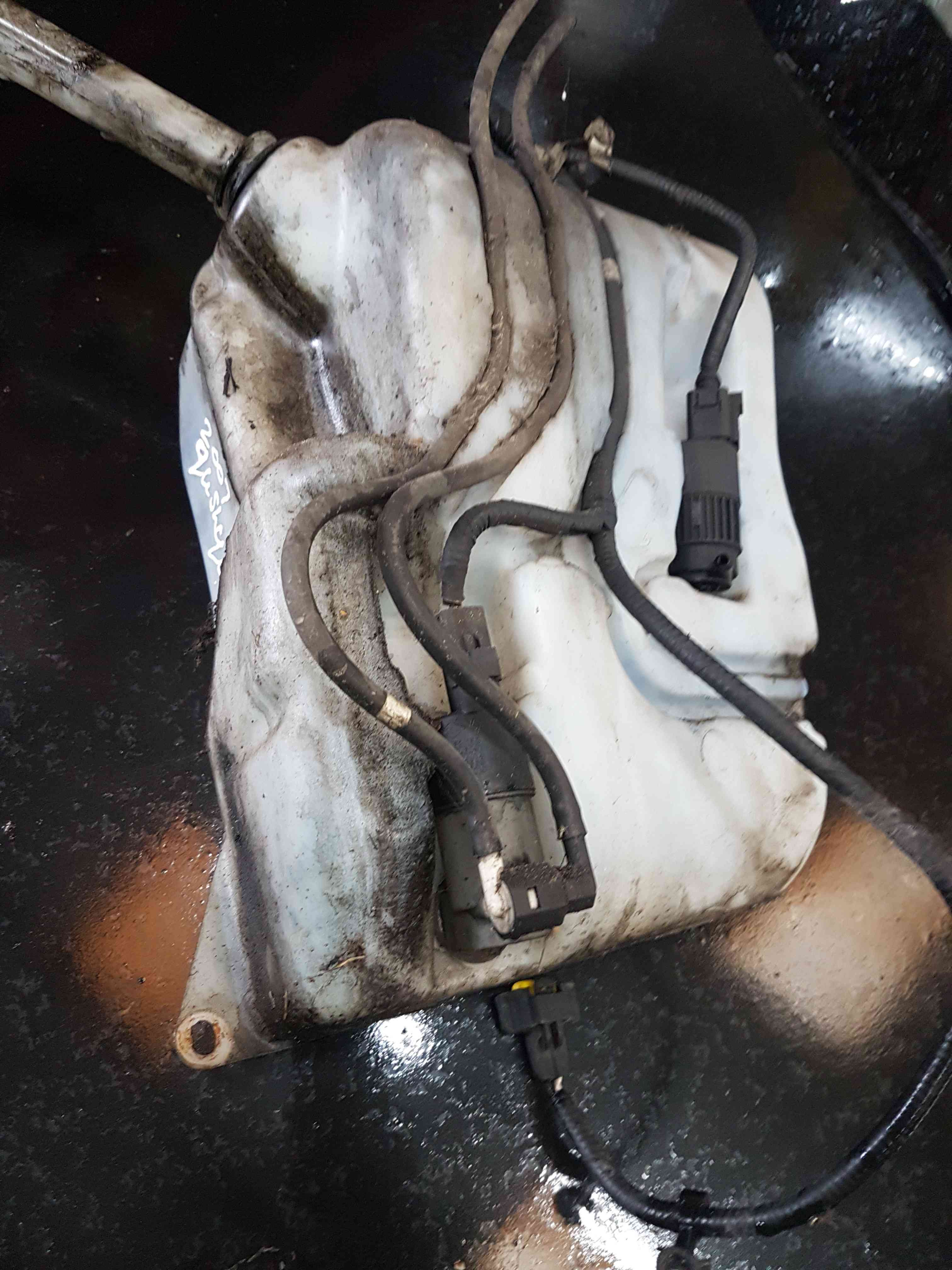 Thumb 4 Nissan Qashqai 2006-2013 Windscreen Washer Bottle Xenon + 2 Pumps