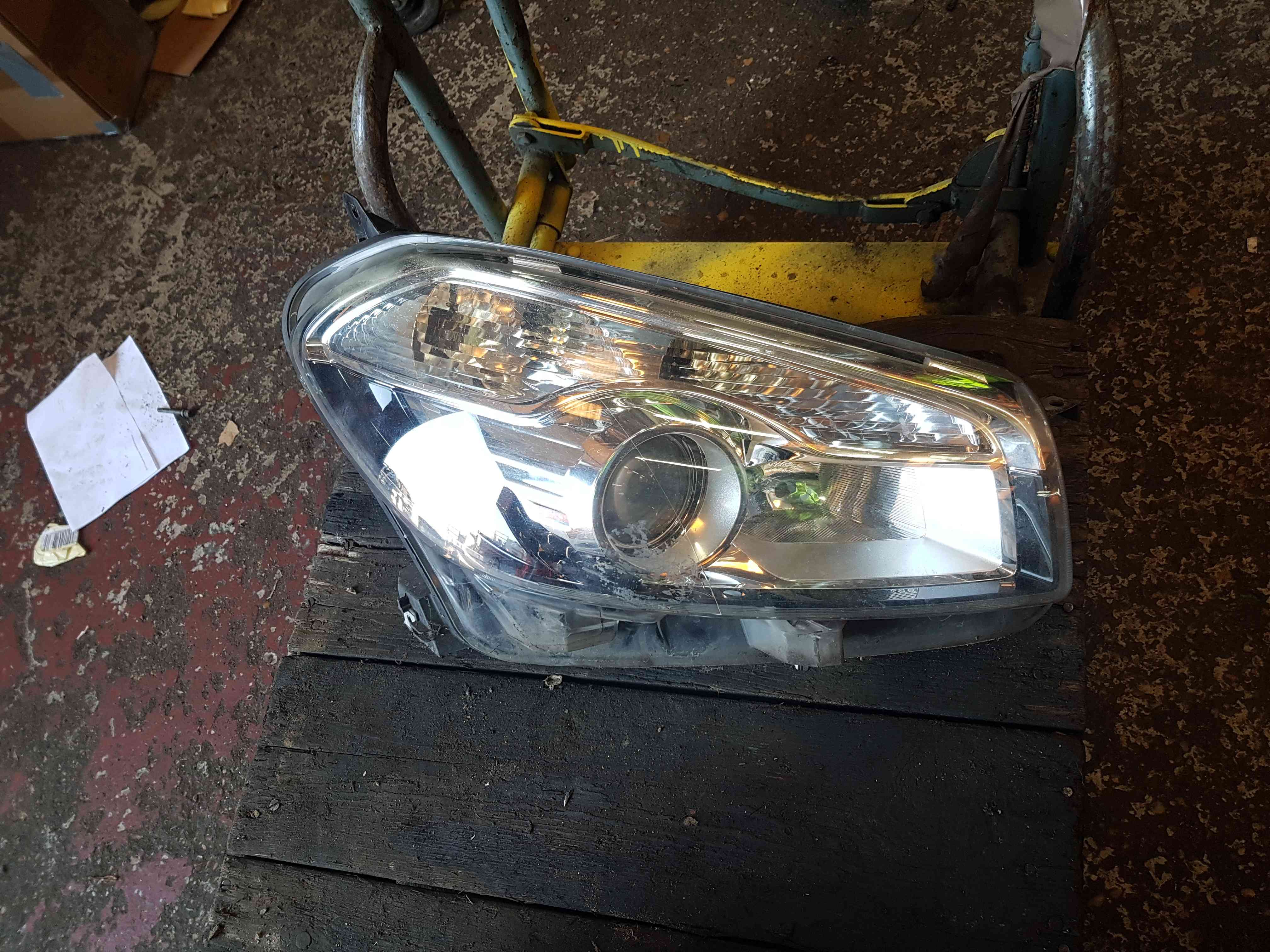 Thumb 2 Nissan Qashqai 2010-2013 OSF Front Driver Headlight 26010Br01b