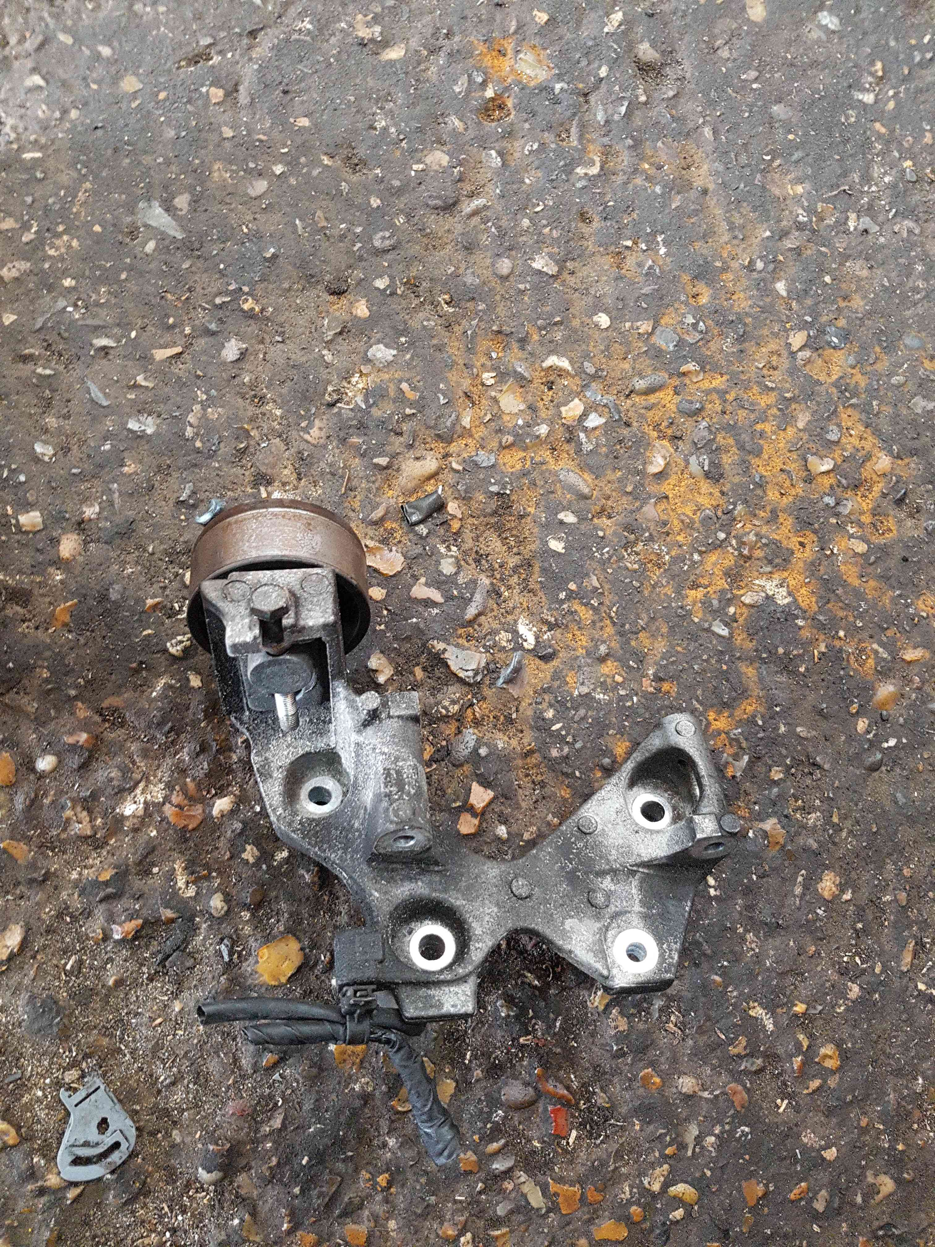 Thumb 2 Nissan Qashqai MK1 2006-2013 1.6 Petrol Alternator Bracket + Pulley Hr16de