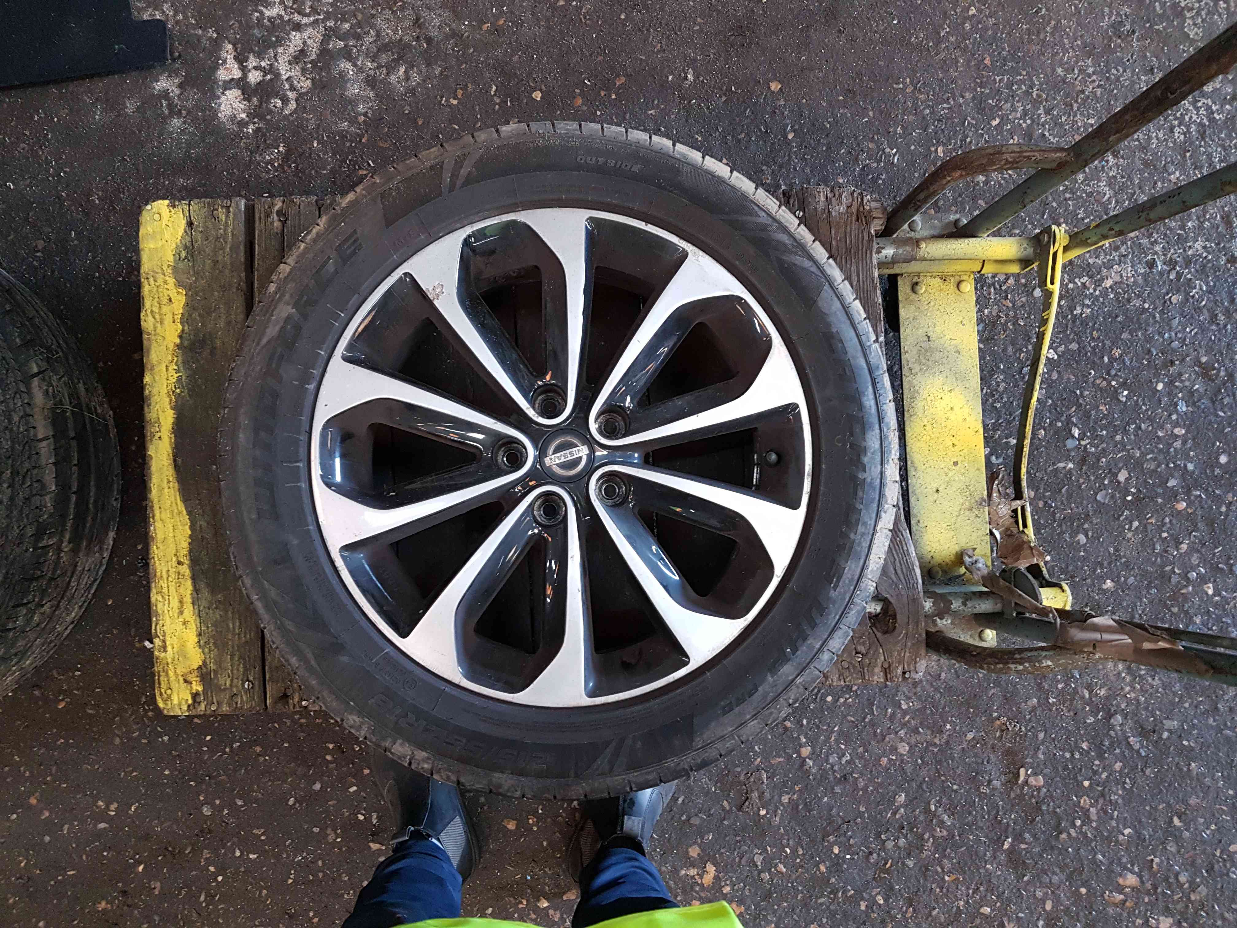 Thumb 13 Nissan Qashqai MK1 2006-2013 Alloy Wheel Tyre 215 55 18  18inch 4/5