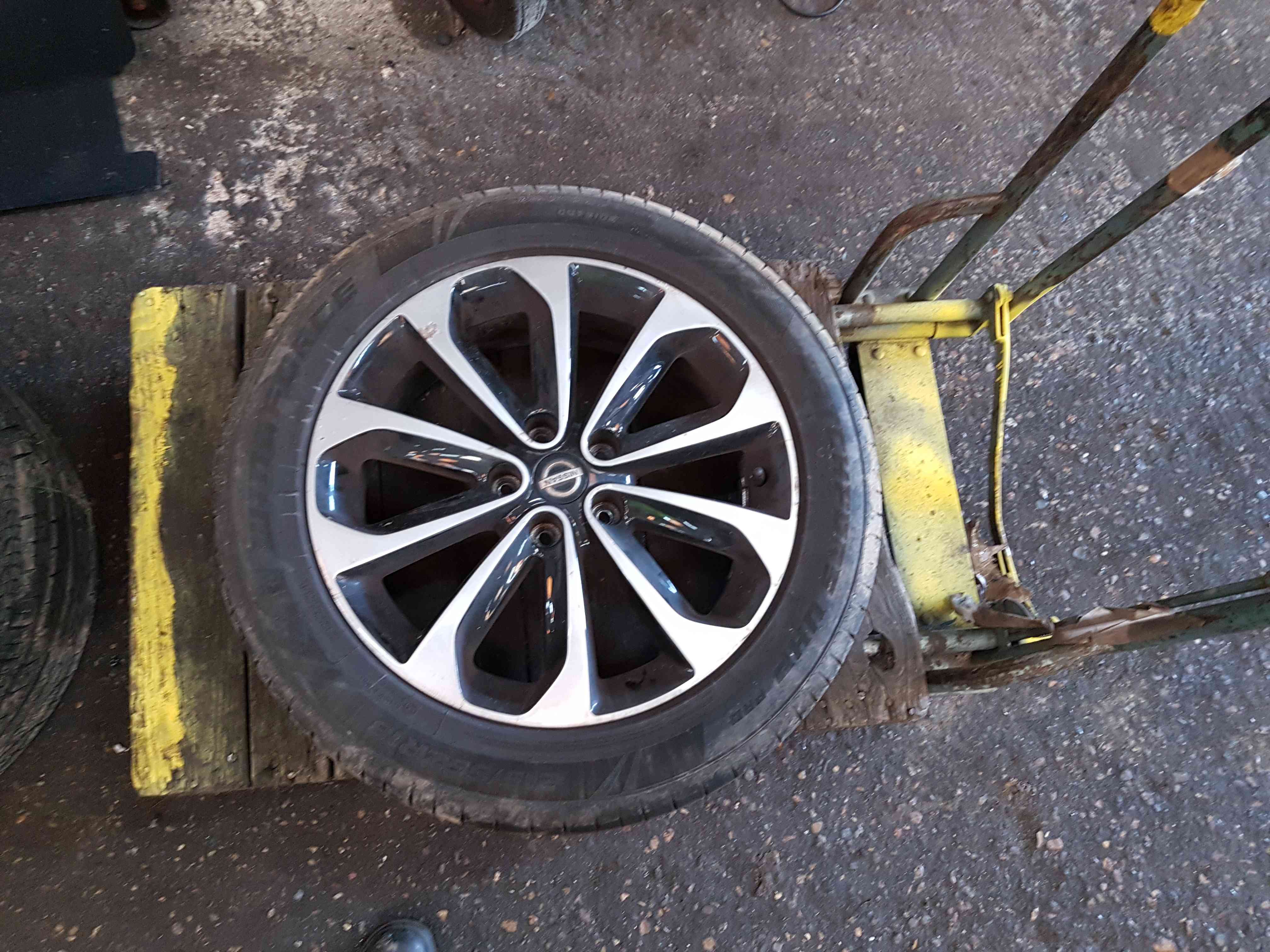 Thumb 8 Nissan Qashqai MK1 2006-2013 Alloy Wheel Tyre 215 55 18  18inch 4/5