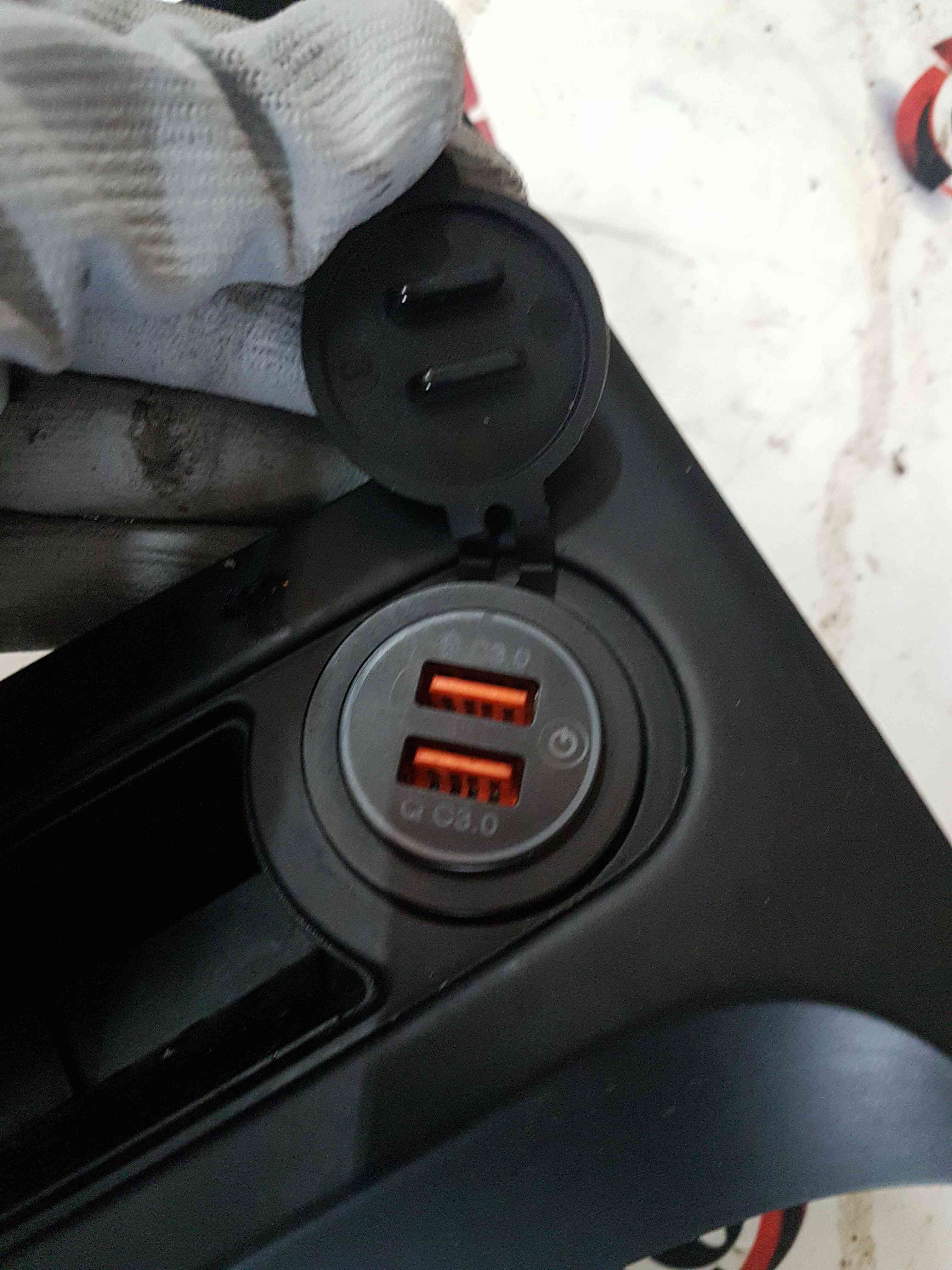 Thumb 3 Nissan Qashqai MK1 2006-2013 Centre Console Trim USB Charger Port 27570BR00A