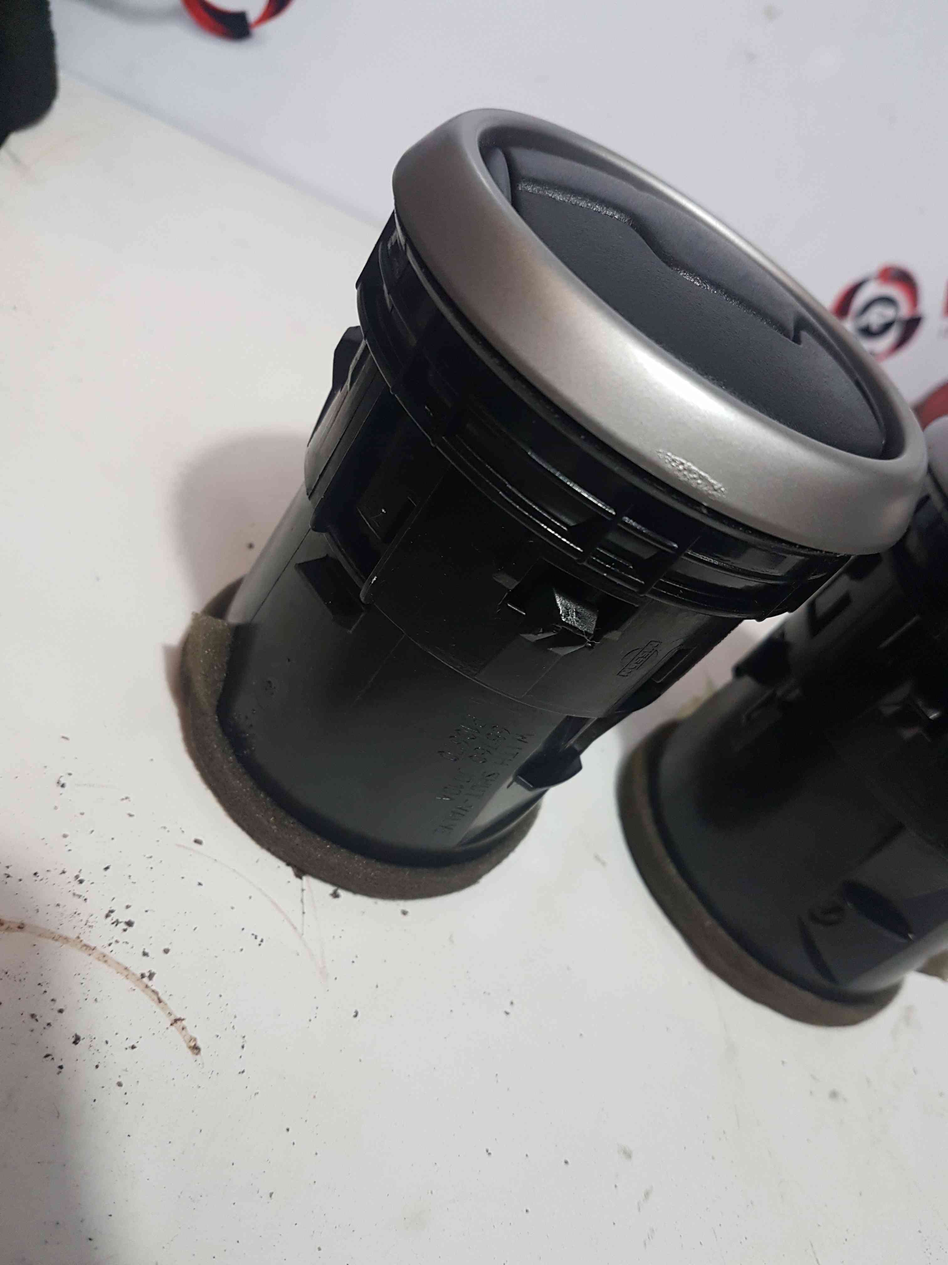 Thumb 2 Nissan Qashqai MK1 2006-2013 Dashboard Heater Vent Middle Pair