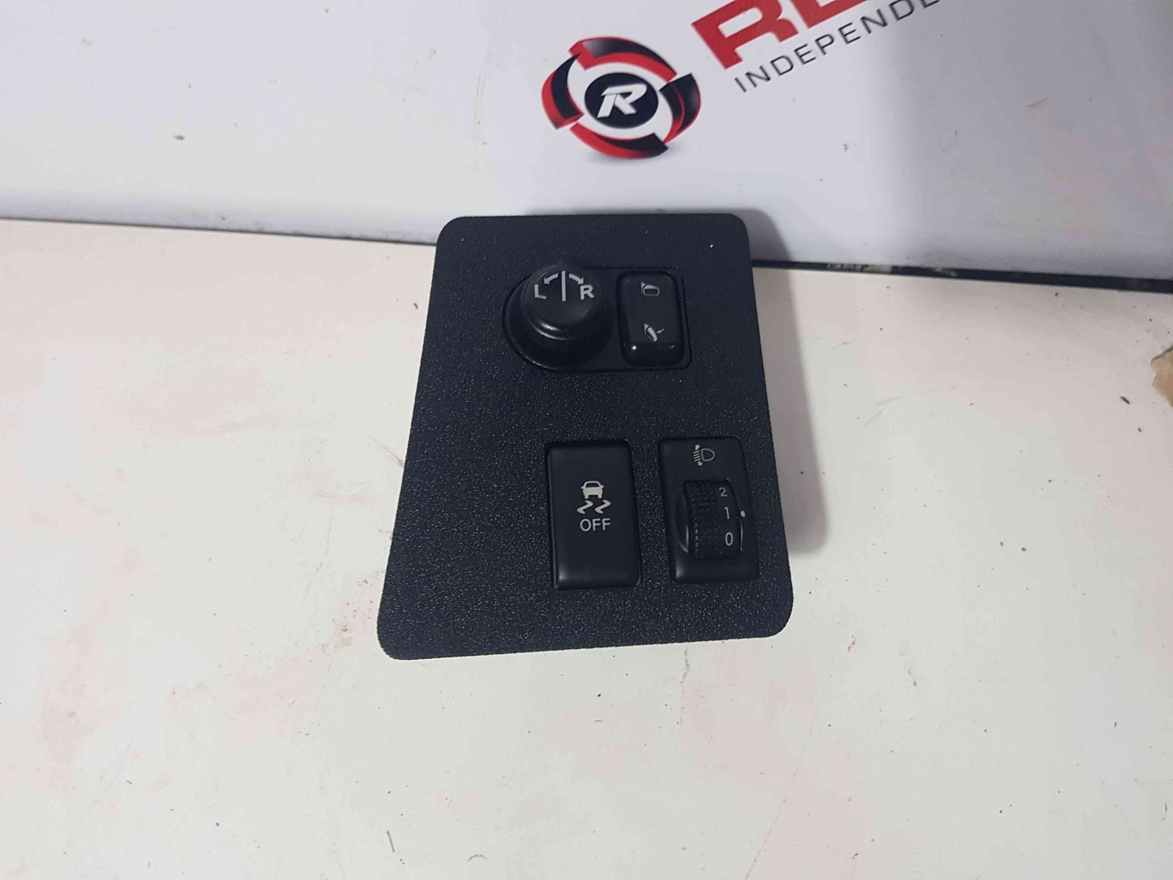 Thumb 2 Nissan Qashqai MK1 2006-2013 Traction Control Switch Mirror Adjuster