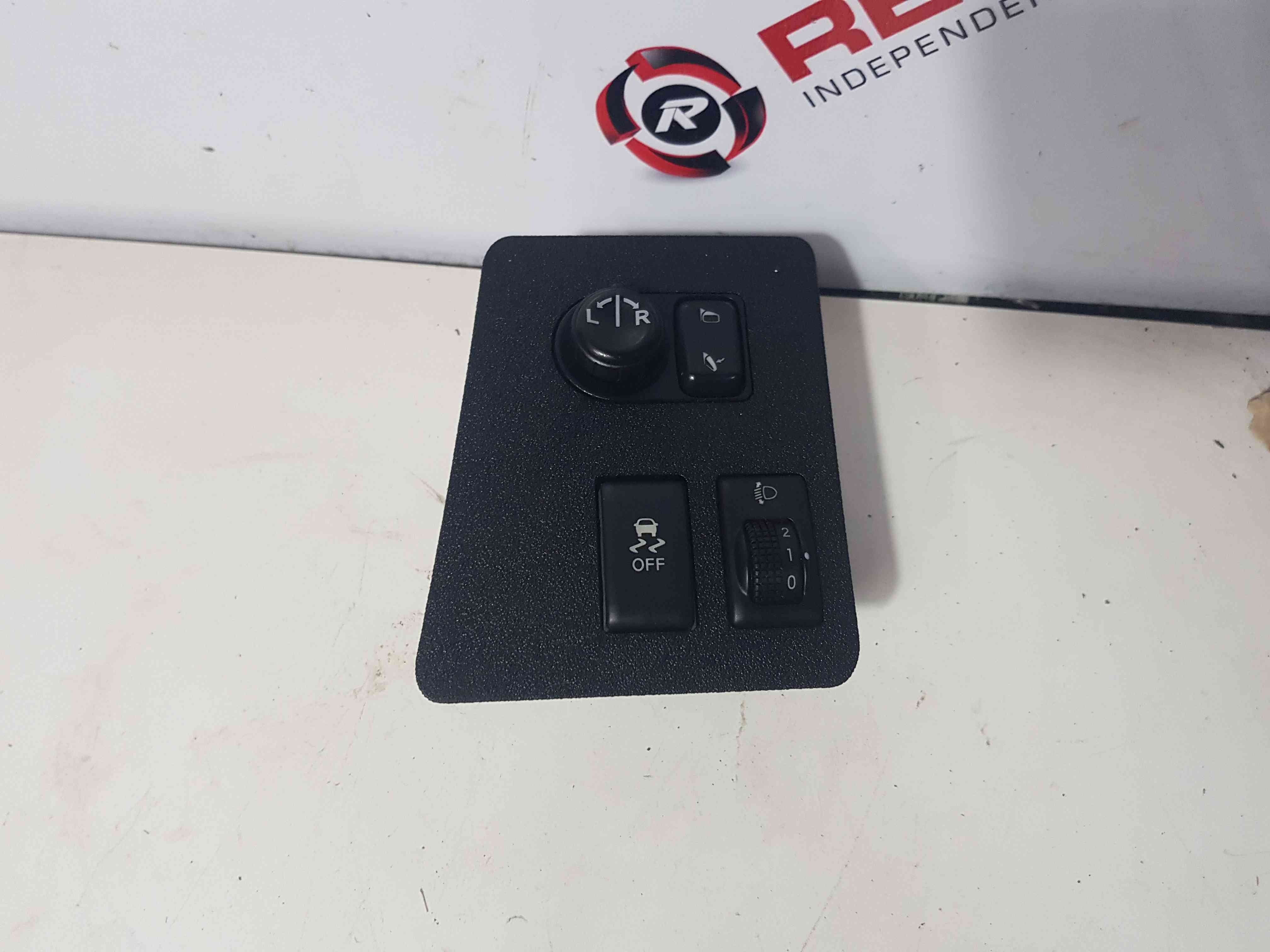 Thumb 3 Nissan Qashqai MK1 2006-2013 Traction Control Switch Mirror Adjuster