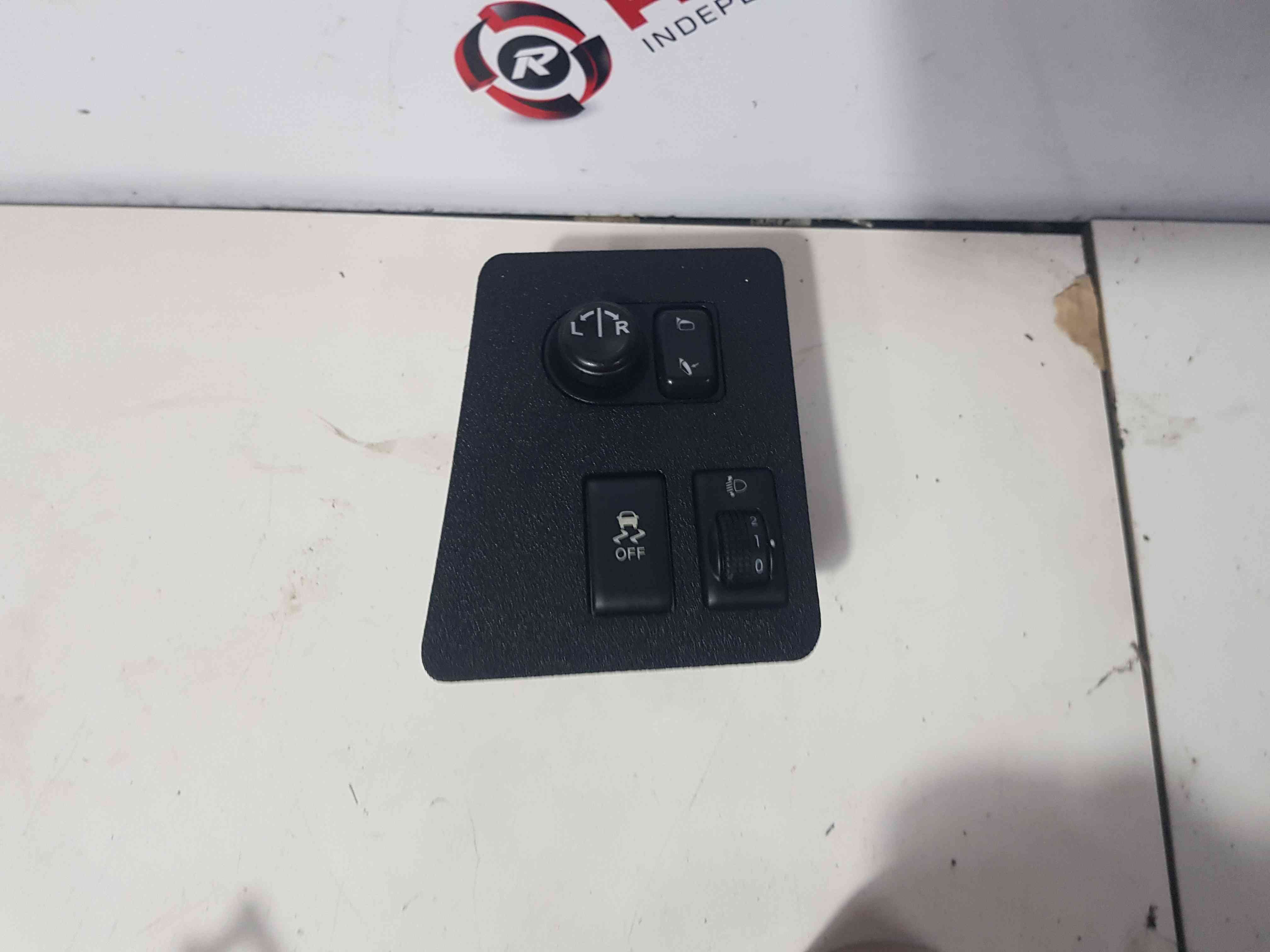 Thumb 5 Nissan Qashqai MK1 2006-2013 Traction Control Switch Mirror Adjuster