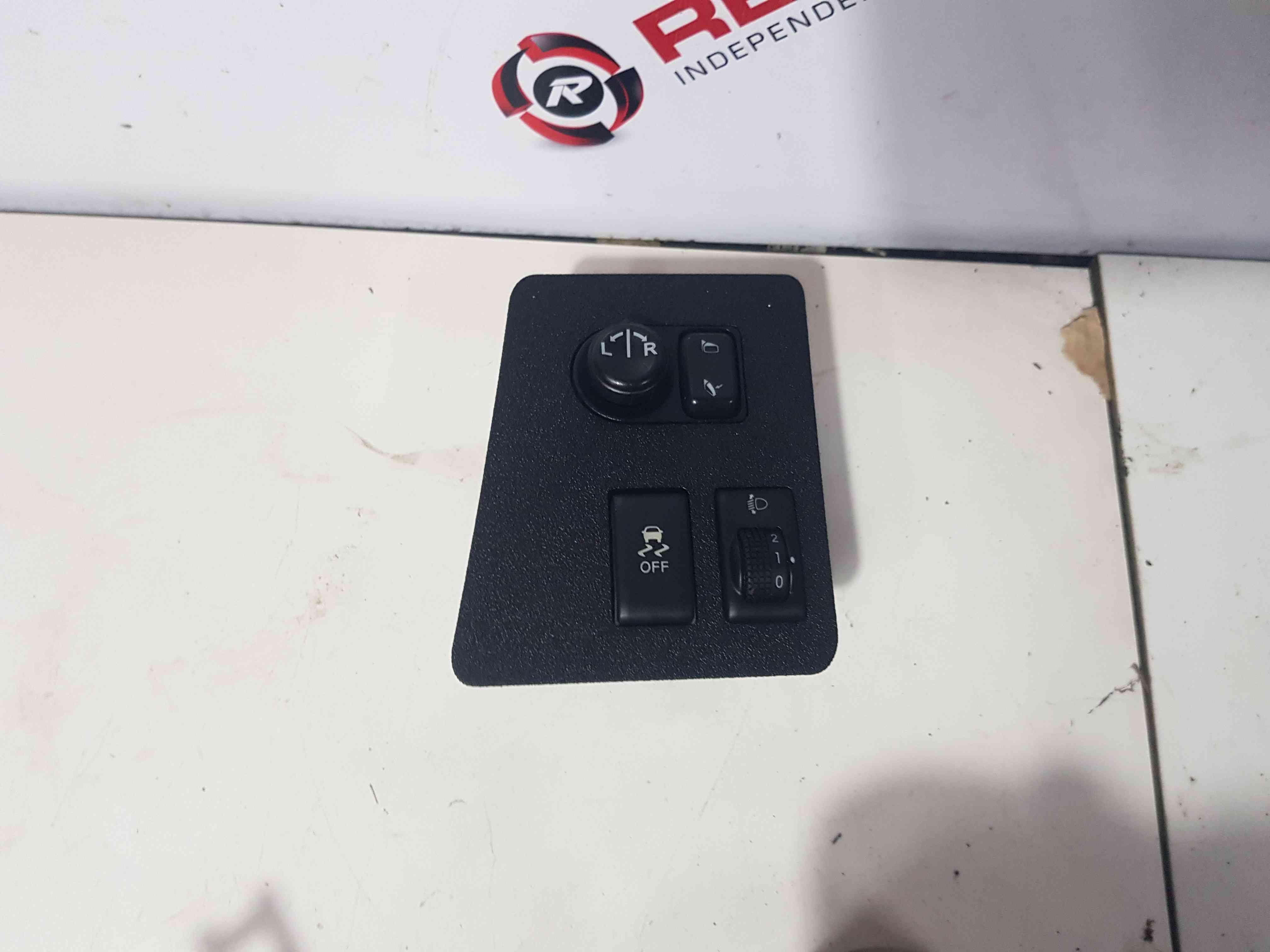 Thumb 6 Nissan Qashqai MK1 2006-2013 Traction Control Switch Mirror Adjuster