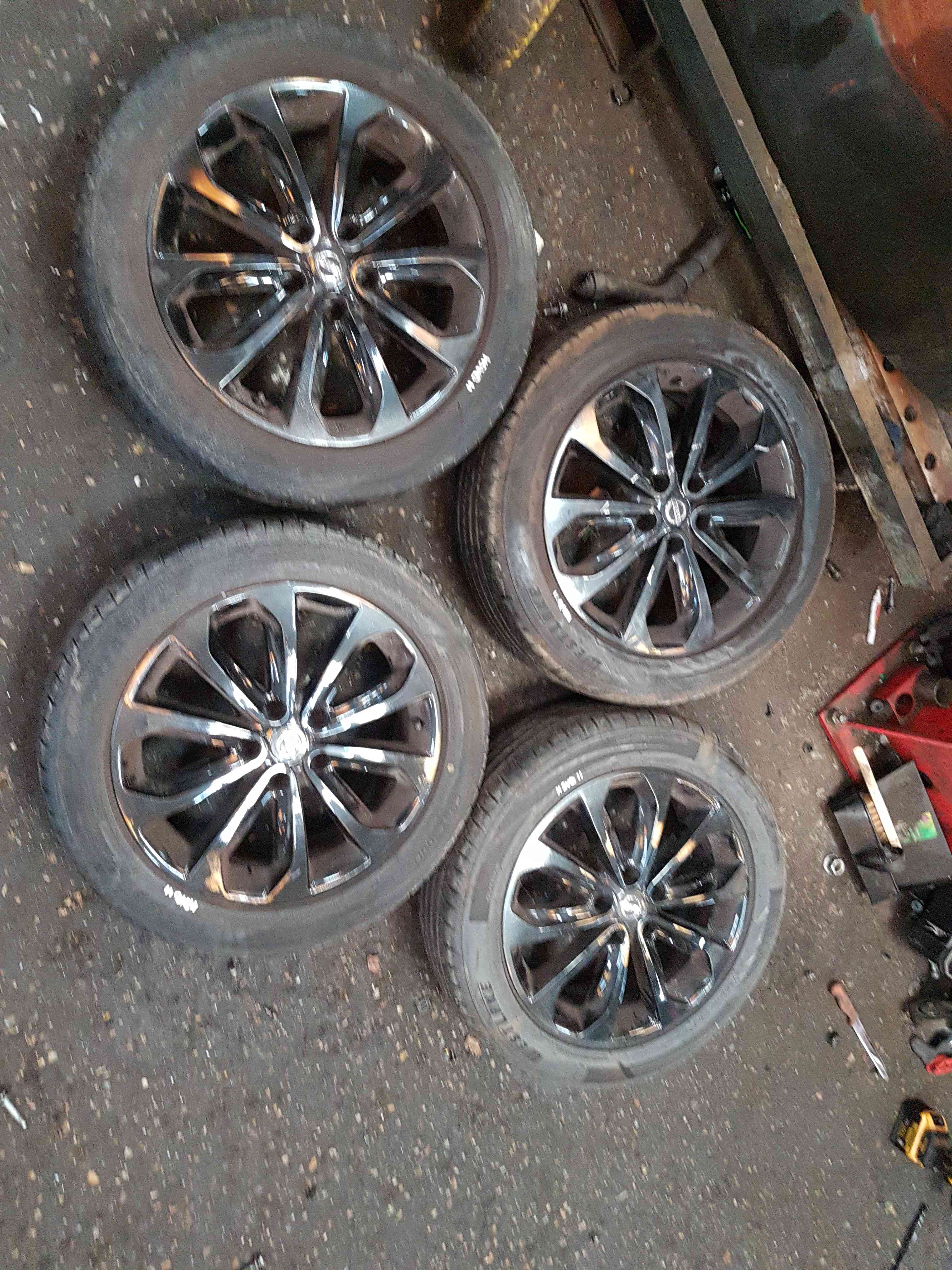 Thumb 2 Nissan Qashqai MK2 2006-2013 Alloy Wheel SET Black 17Inch + Tyre 215 55 18 5Mm  