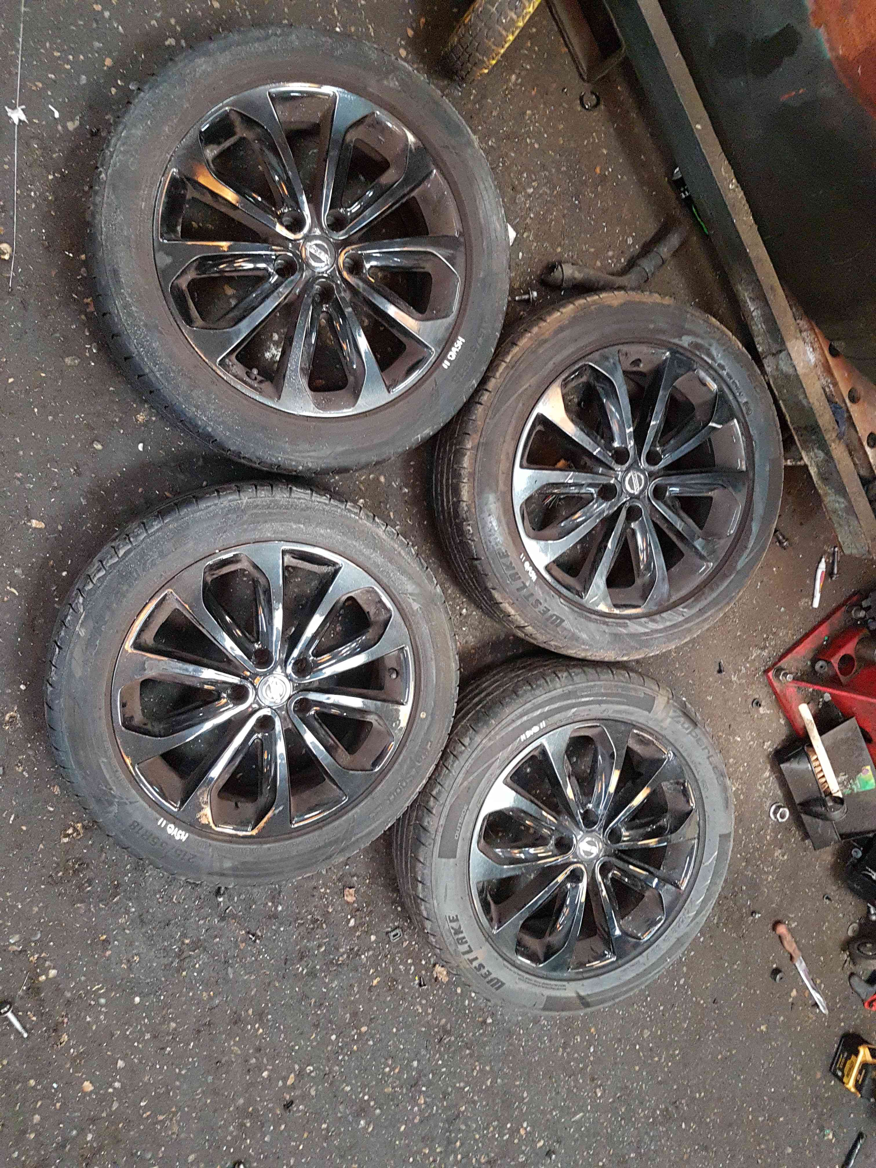 Thumb 4 Nissan Qashqai MK2 2006-2013 Alloy Wheel SET Black 17Inch + Tyre 215 55 18 5Mm  