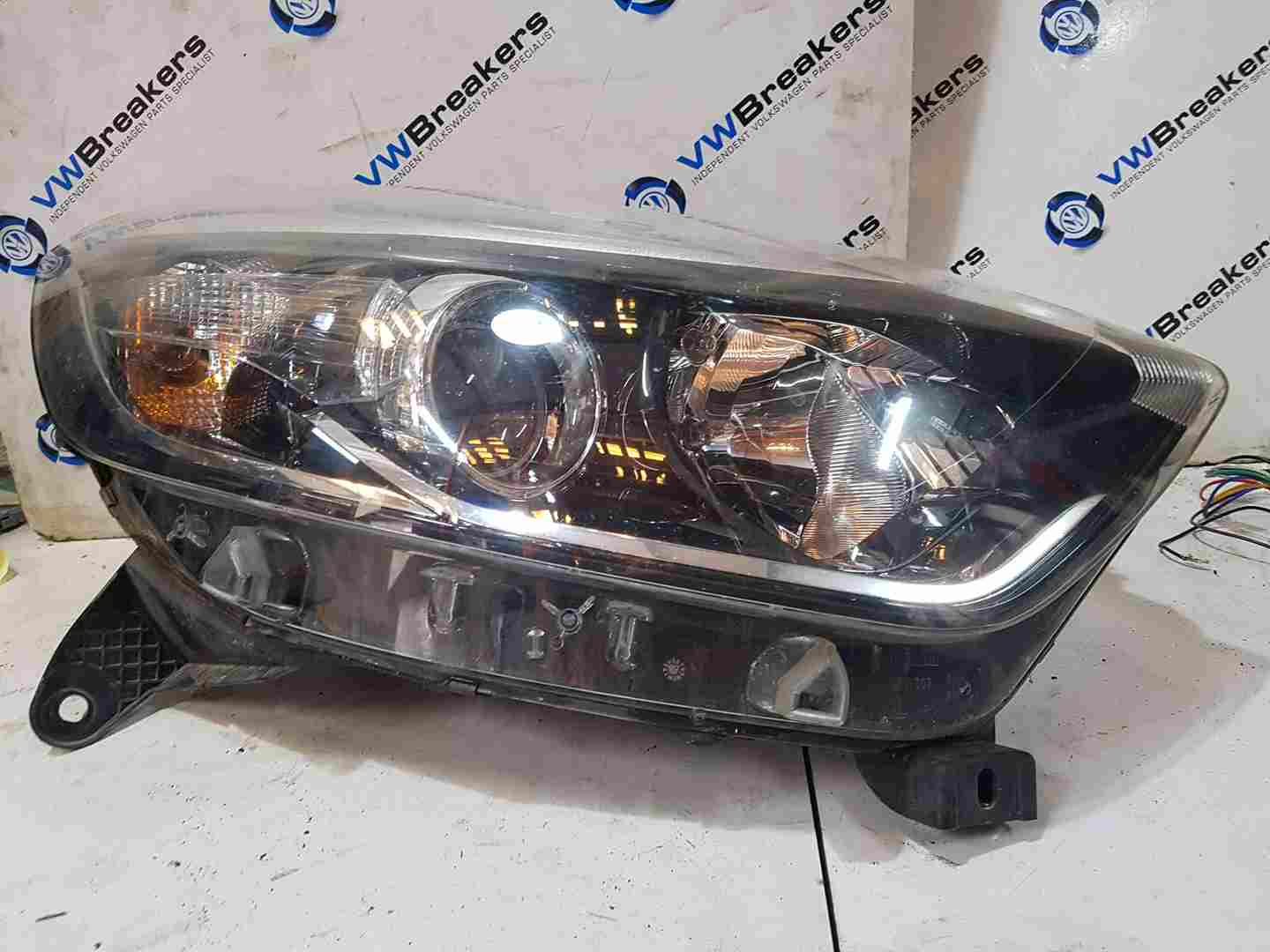 Renault Captur 2013-2015 Drivers OSF Front Headlight 260100961R BROKEN TAB