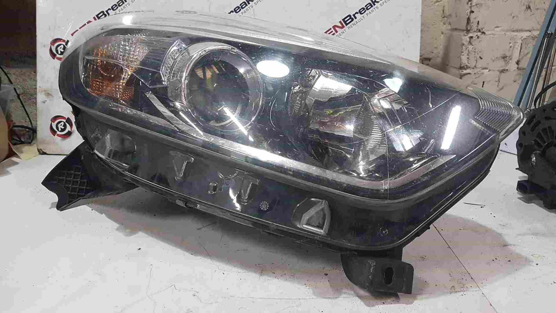 Renault Captur 2013-2019 Drivers OSF Front Headlight Broken Tabs 260100961R