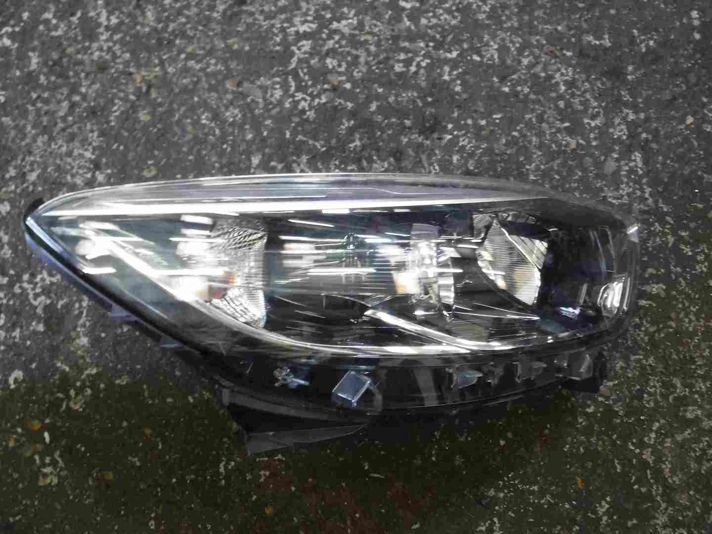 Renault Captur 2013-2015 Drivers OSF Front Headlight SR