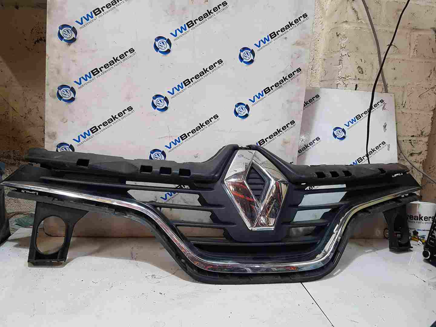 Renault Captur 2013-2015 Front Bumper Grill Grille Damaged