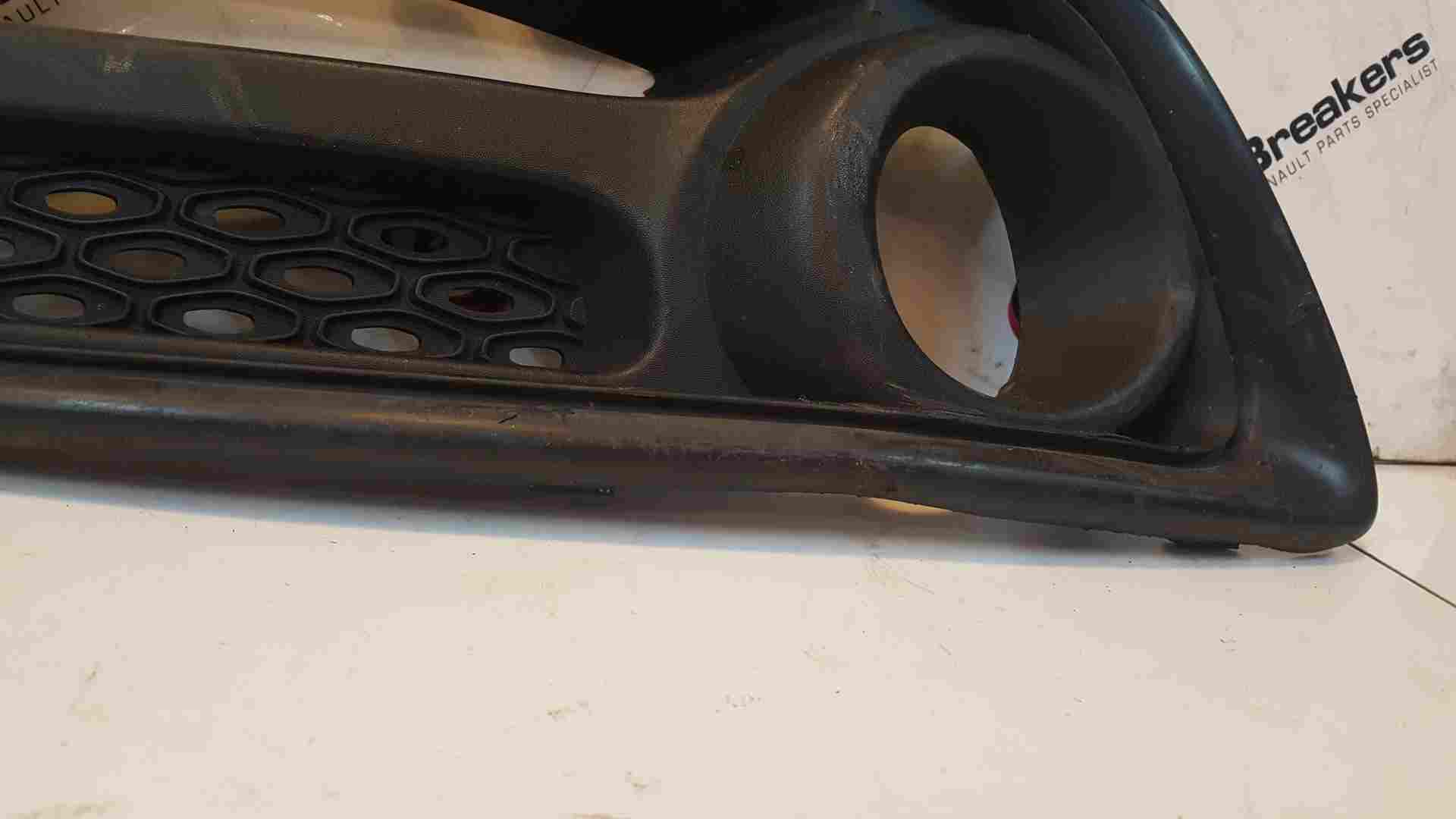 Thumb 5 Renault Captur 2013-2015 OSF Drivers Bumper FOG Light Grill 620740754R Damaged