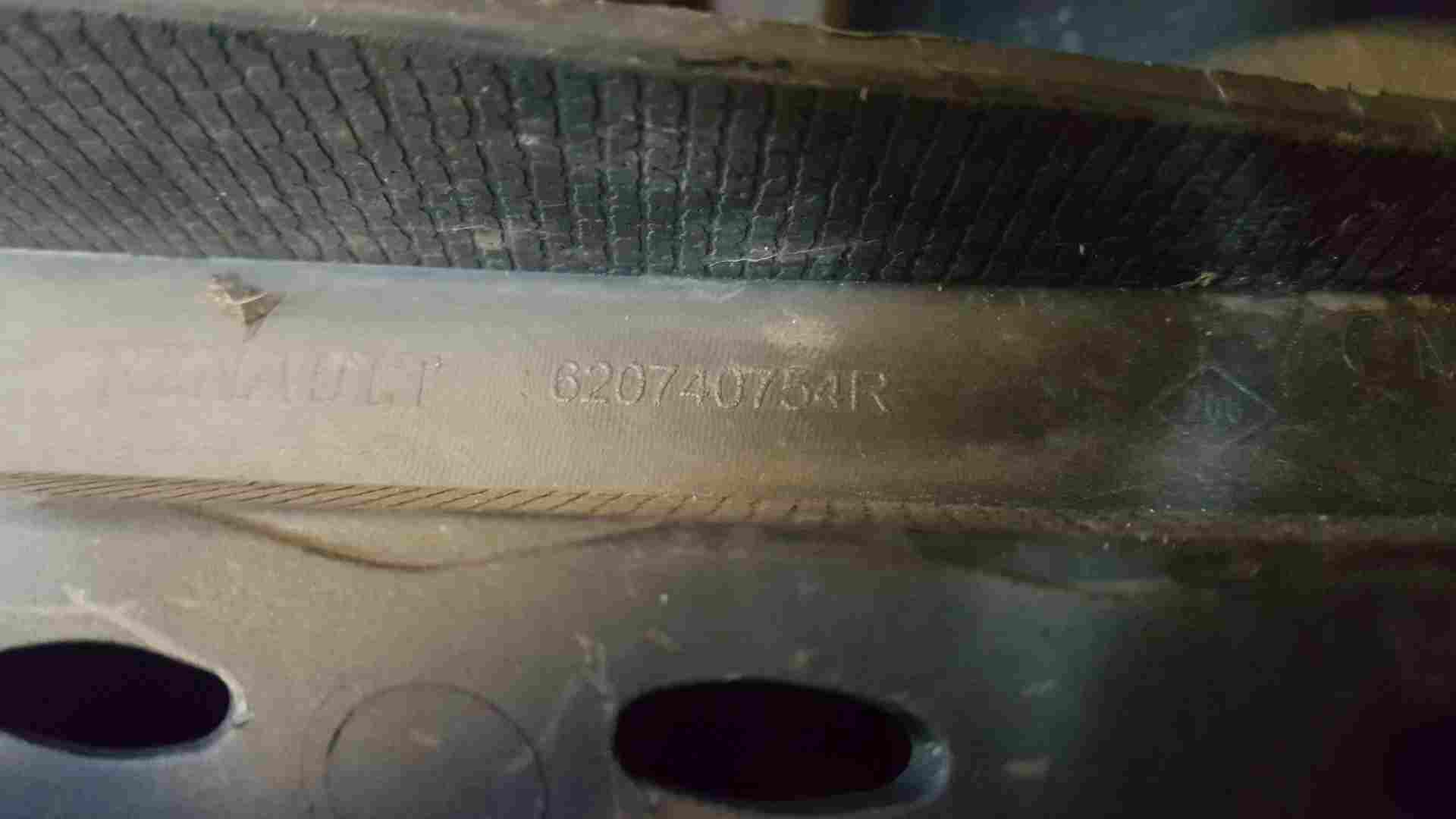 Thumb 7 Renault Captur 2013-2015 OSF Drivers Bumper FOG Light Grill 620740754R Damaged