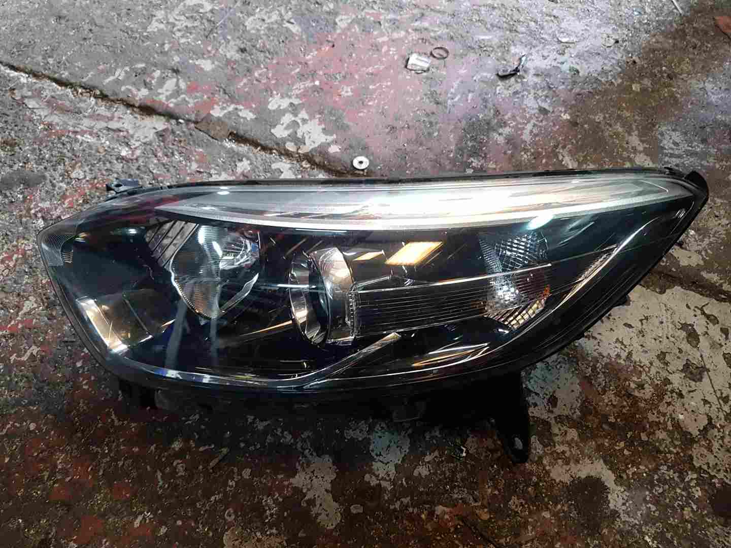 Renault Captur 2013-2015 Passenger NSF Front Headlight 260601654R