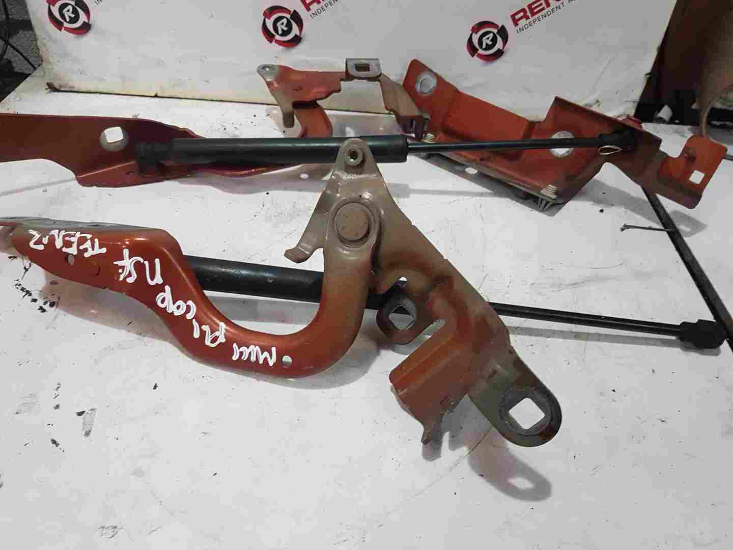Thumb 3 Renault Captur 2013-2015 Teenz Bonnet GAS Struts Hinge Bracket Pair 631227839R