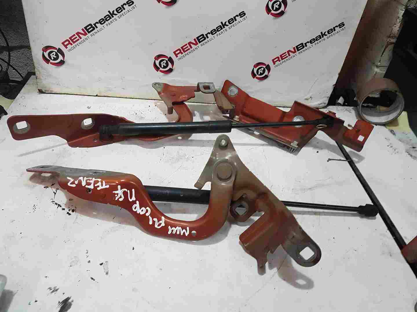 Renault Captur 2013-2015 Teenz Bonnet GAS Struts Hinge Bracket Pair 631227839R