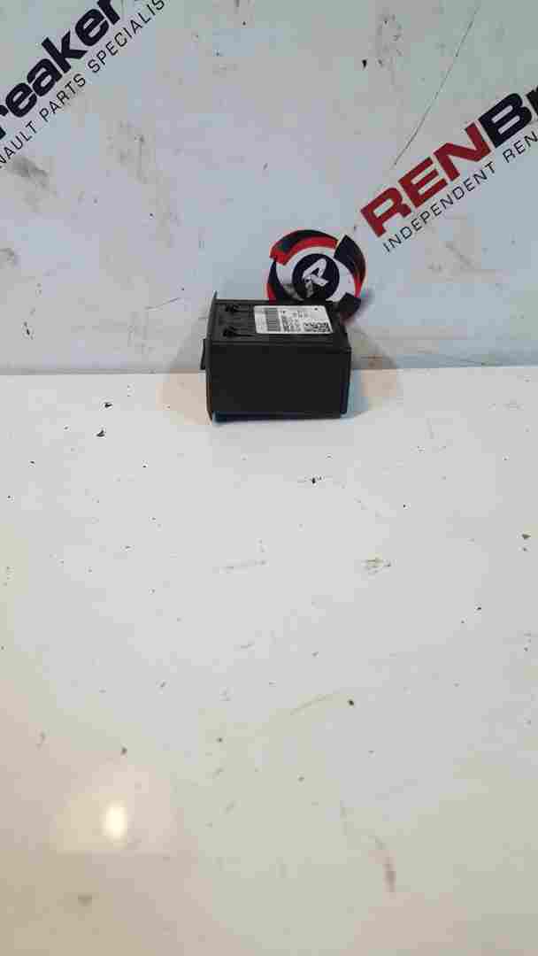 Thumb 9 Renault Captur 2013-2019  USB Card Port 280233698R