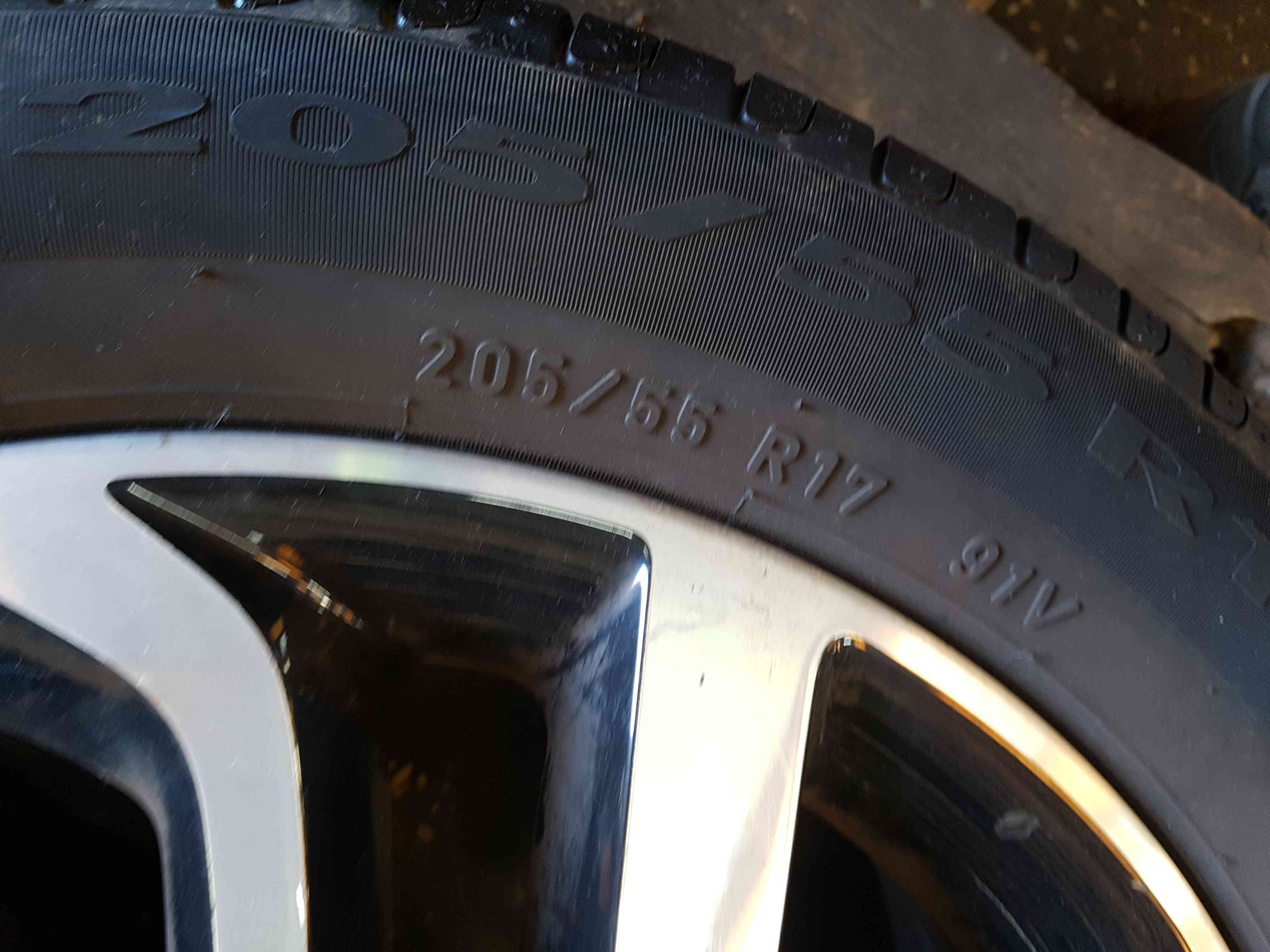 Thumb 9 Renault Captur 2013-2019 Ivory Alloy Wheel Tyre 205 55 17 6mm 403005727R 3/5