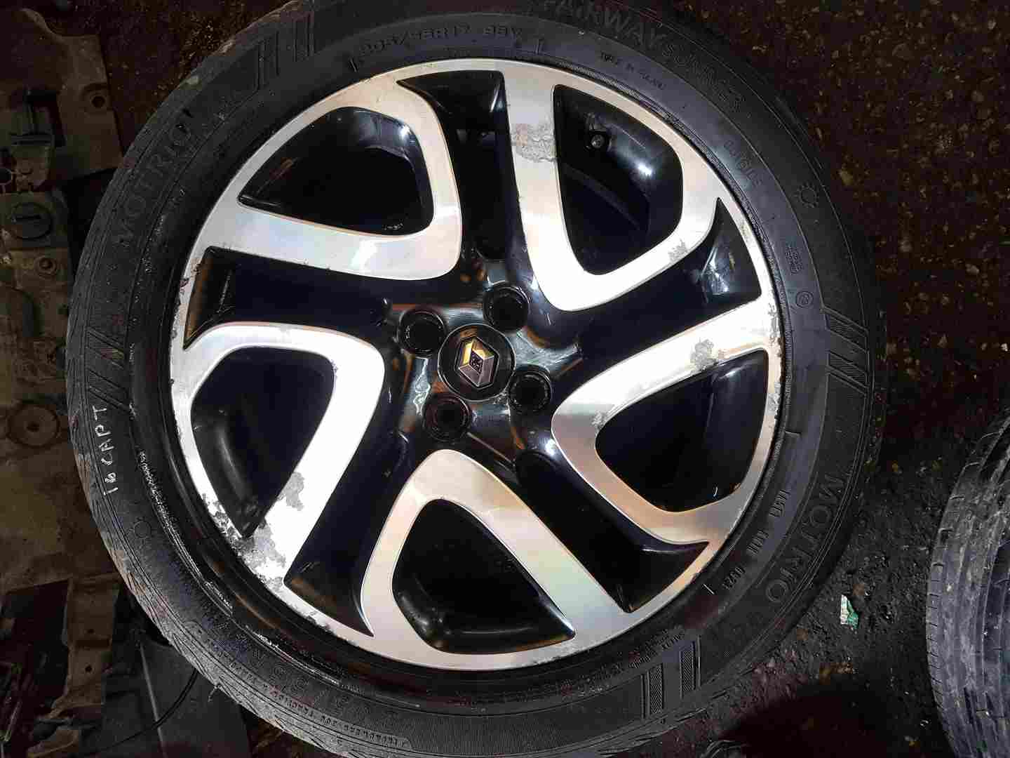 Thumb 6 Renault Captur MK1 2013-2019 Black Alloy Wheel 17inch 403005727R 4/5