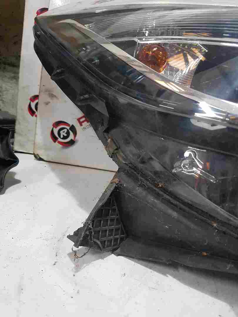 Thumb 2 Renault Captur MK1 2013-2019 Drivers OSF Front Headlight BROKEN BRACKETS